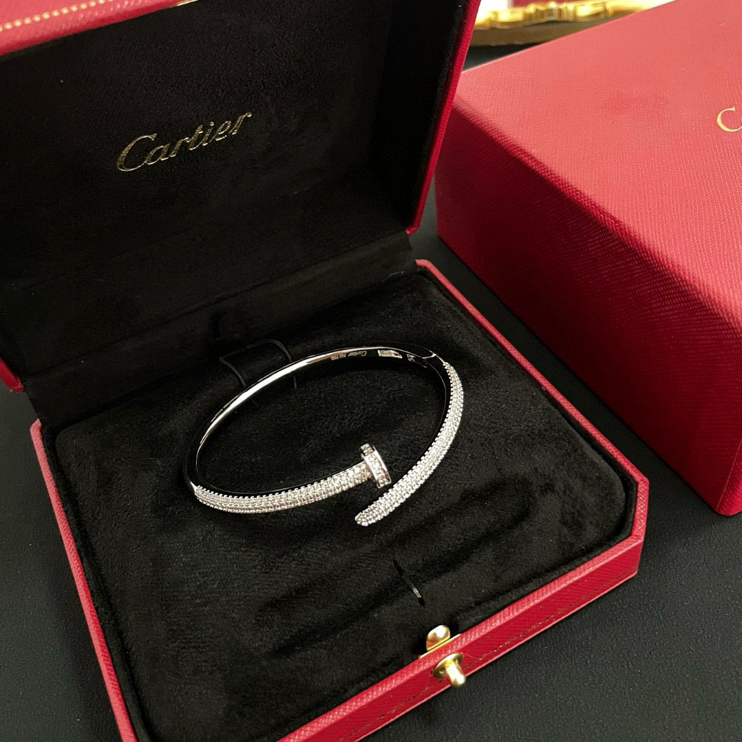 卡地亚钉子手镯 高端定制版本 镶嵌钻工艺 V金材质 经典而时尚风格 用凌厉线条重构爱情美学！打破常规，镶