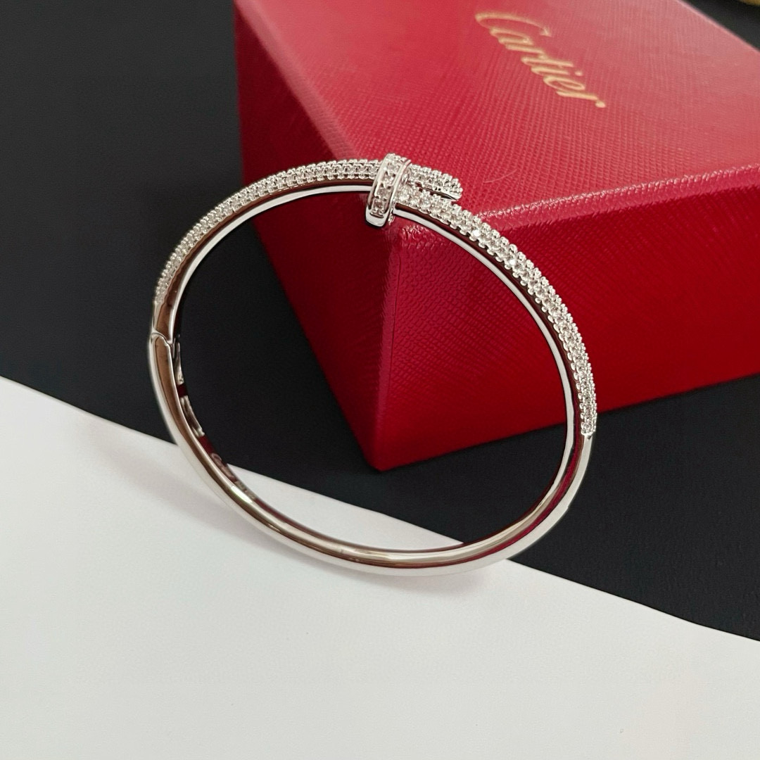 卡地亚钉子手镯 高端定制版本 镶嵌钻工艺 V金材质 经典而时尚风格 用凌厉线条重构爱情美学！打破常规，镶