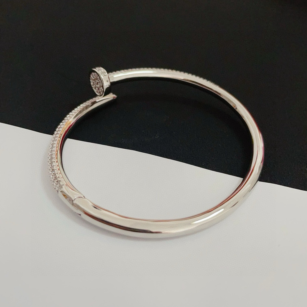 卡地亚钉子手镯 高端定制版本 镶嵌钻工艺 V金材质 经典而时尚风格 用凌厉线条重构爱情美学！打破常规，镶