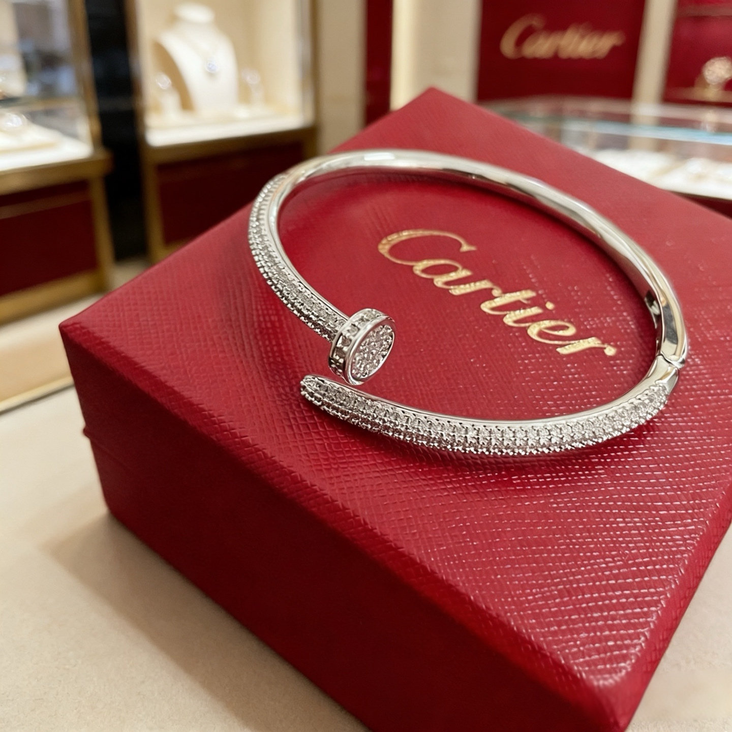 卡地亚钉子手镯 高端定制版本 镶嵌钻工艺 V金材质 经典而时尚风格 用凌厉线条重构爱情美学！打破常规，镶