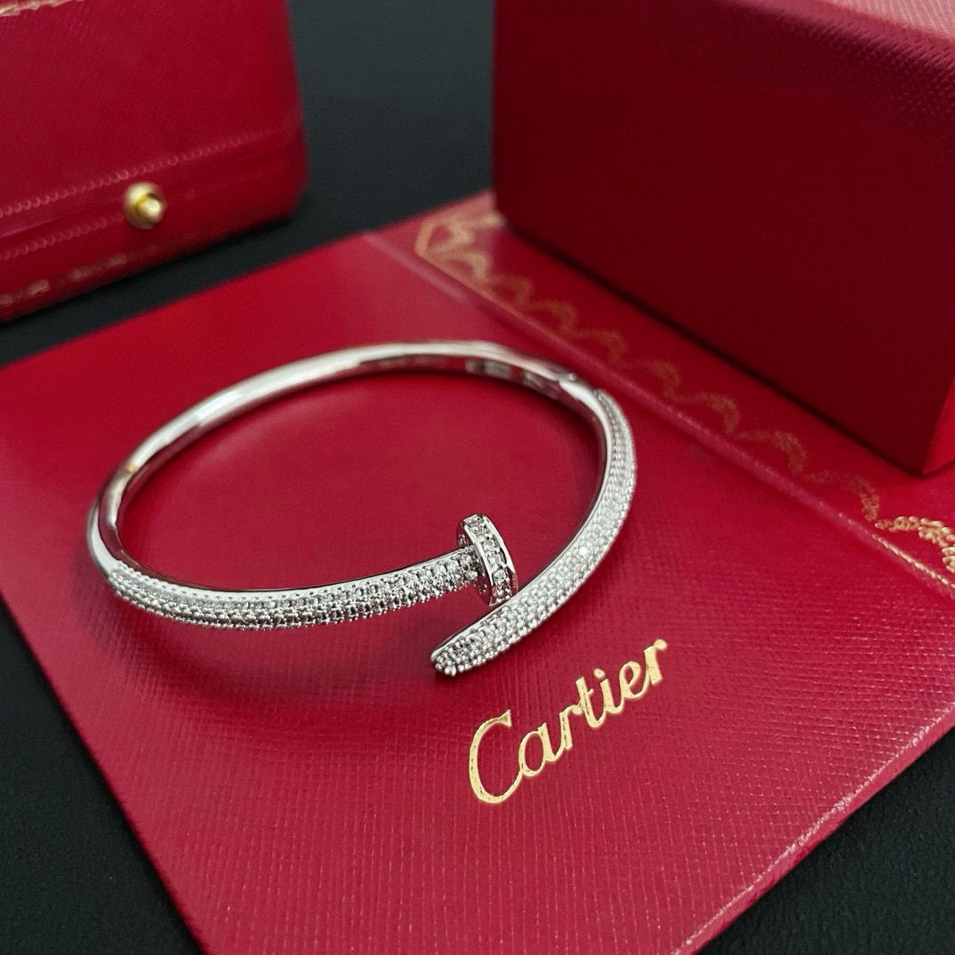 卡地亚钉子手镯 高端定制版本 镶嵌钻工艺 V金材质 经典而时尚风格 用凌厉线条重构爱情美学！打破常规，镶
