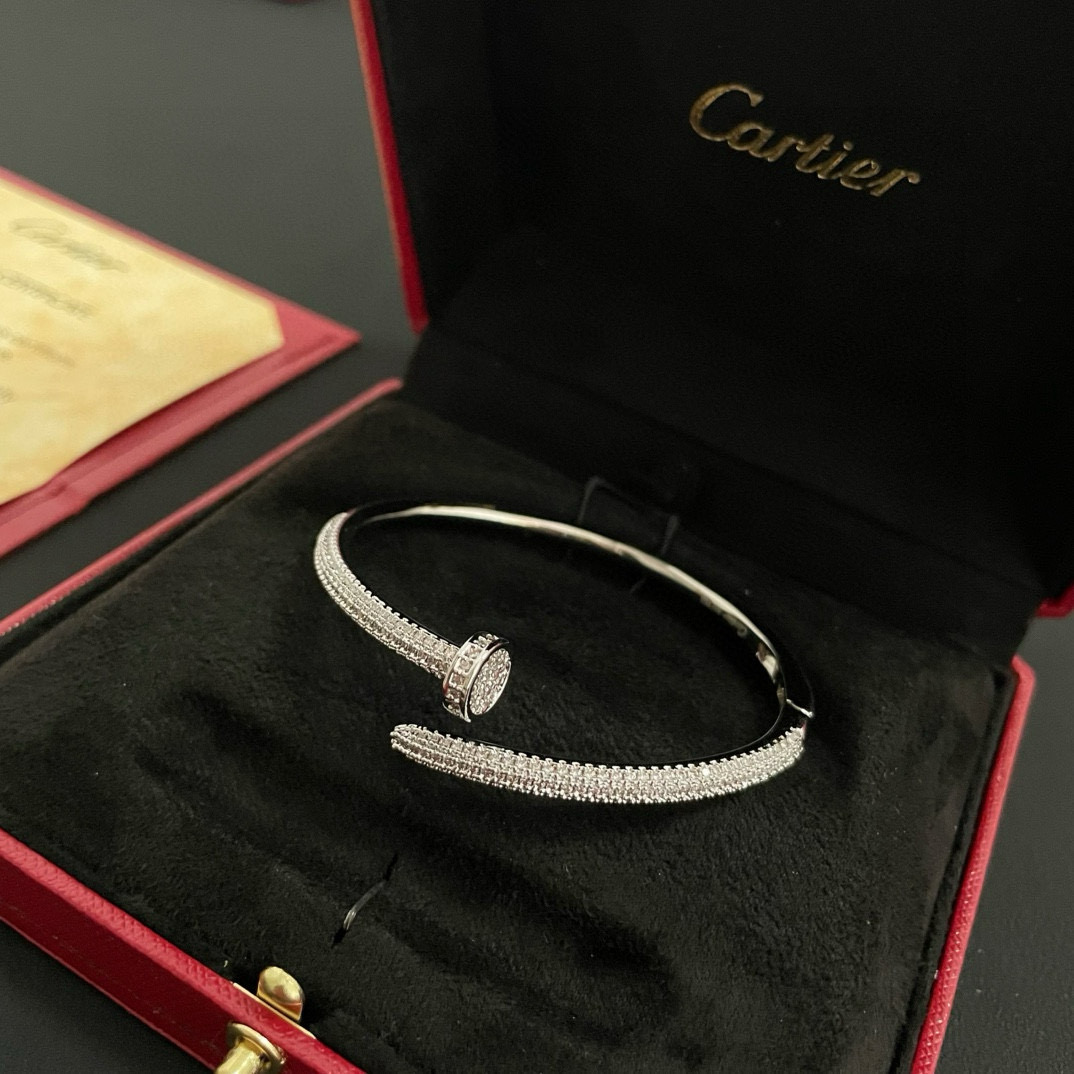 卡地亚钉子手镯 高端定制版本 镶嵌钻工艺 V金材质 经典而时尚风格 用凌厉线条重构爱情美学！打破常规，镶