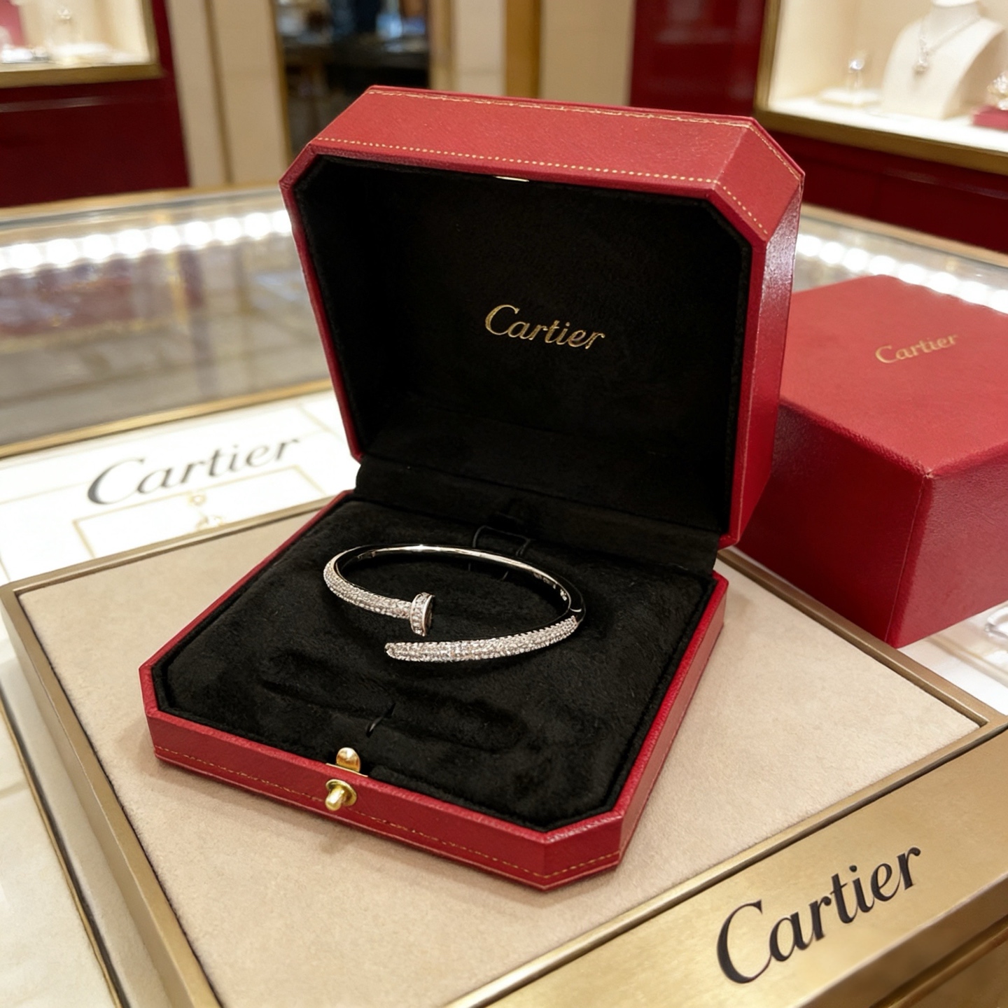 NO:725166,Cartier nail bracelet, high-end customized version, inlaid with diamond craftsmanship, V-gold material, classic and fashionable style, reconstructing the aesthetics of love with sharp lines!  Breaking the rules, the diamond-encrusted design actually achieves the ceiling of high-end sense - no need for flashy accumulation, love should be as pure as ever. Cartier is loved by many celebrities and Internet celebrities. The Leopard series bracelet is absolutely an eternal classic, and it is not limited to men and women, and there is no age limit!  Wear it and you will be the center of attention!  , jewelry boutique, cartier, bracelet19860909卡地亚钉子手镯 高端定制版本 镶嵌钻工艺 V金材质 经典而时尚风格 用凌厉线条重构爱情美学！打破常规,镶嵌钻设计反而成就高级感天花板——无需浮华堆砌,爱本应纯粹如初 卡地亚受众多明星网红的爱戴 豹子系列手镯 绝对是永恒经典 而且男女不限 年龄不限 ！戴上它你就是焦点！,饰品精品,cartier,bracelet,Jewelry