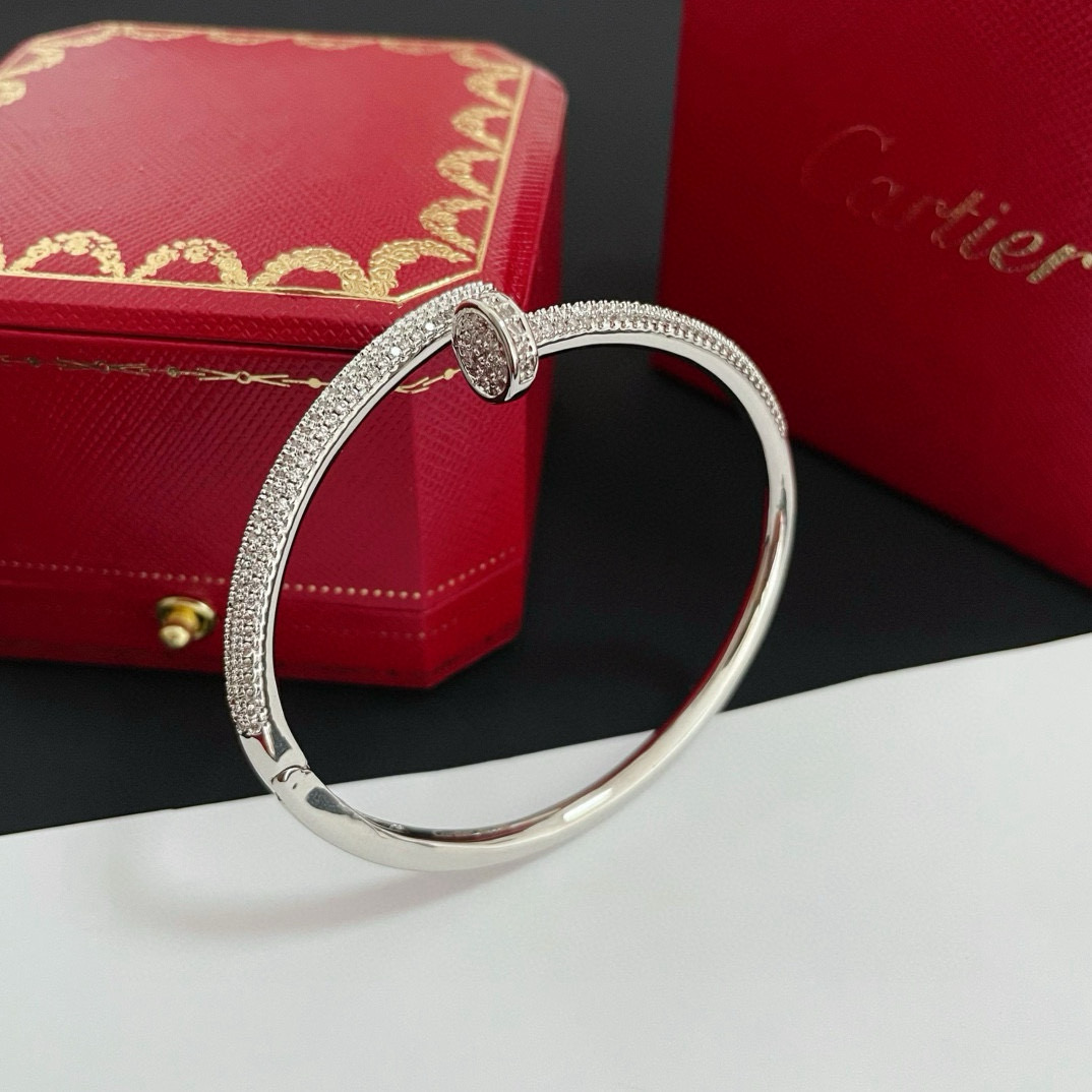 卡地亚钉子手镯 高端定制版本 镶嵌钻工艺 V金材质 经典而时尚风格 用凌厉线条重构爱情美学！打破常规，镶