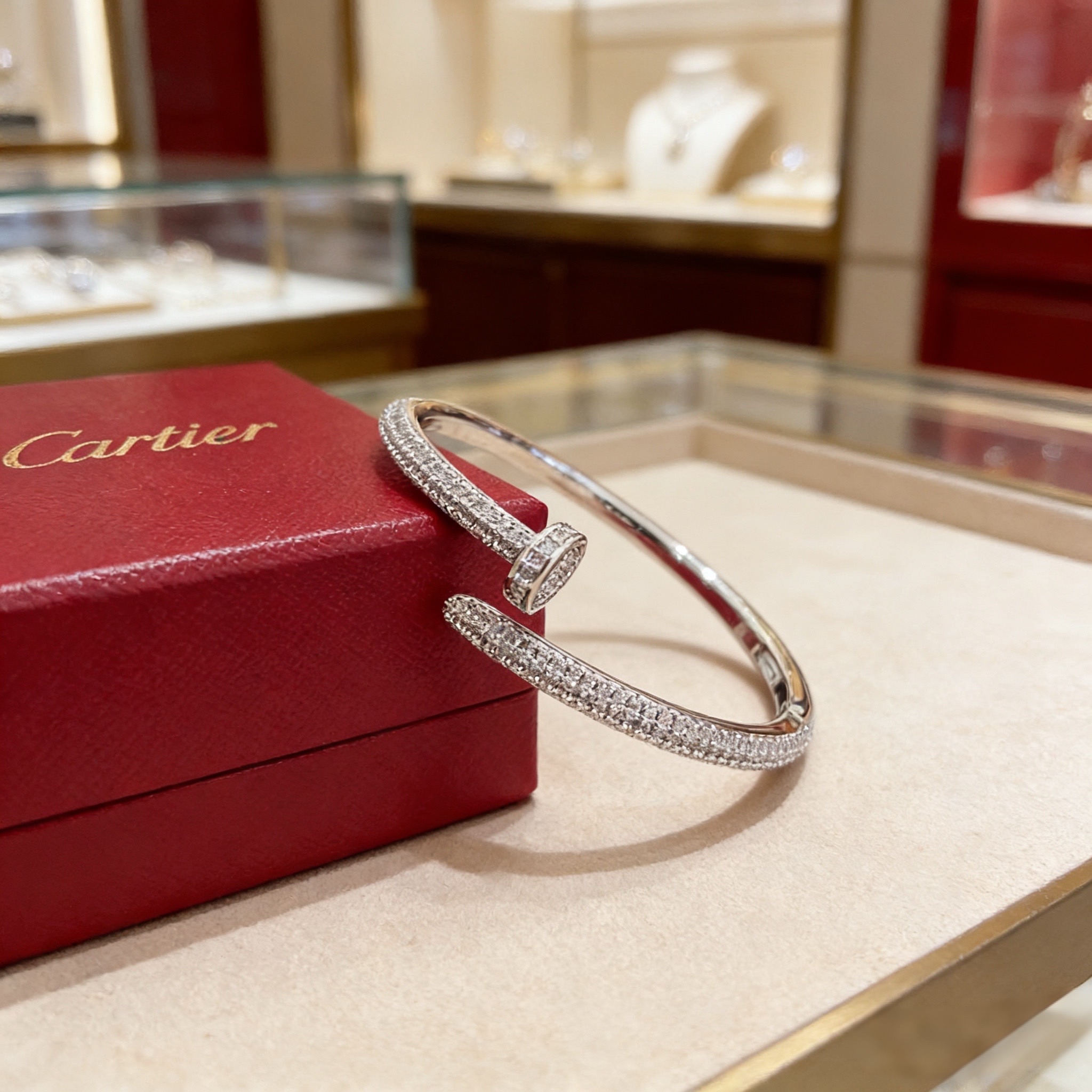 卡地亚钉子手镯 高端定制版本 镶嵌钻工艺 V金材质 经典而时尚风格 用凌厉线条重构爱情美学！打破常规，镶