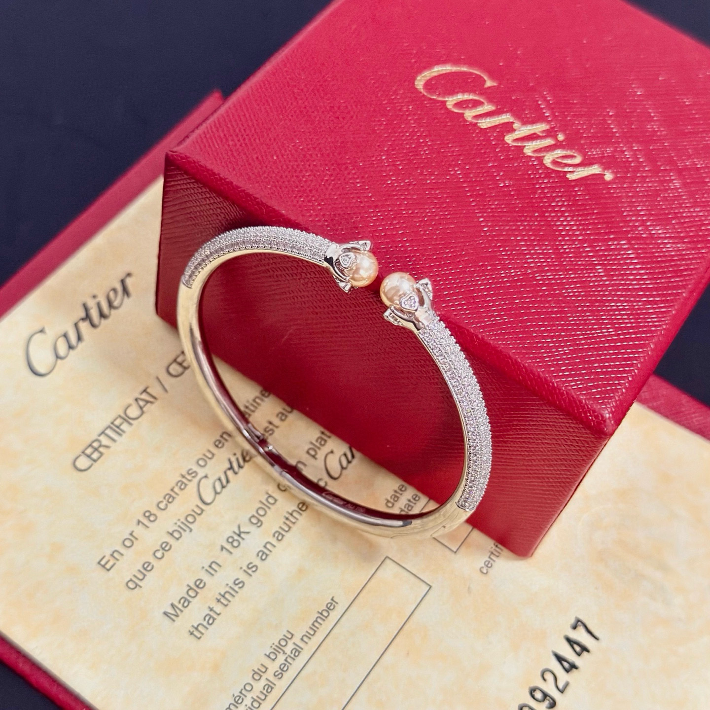 卡地亚镶钻手镯 高端定制版本 镶嵌钻工艺 V金材质 经典而时尚风格 用凌厉线条重构爱情美学！打破常规，镶