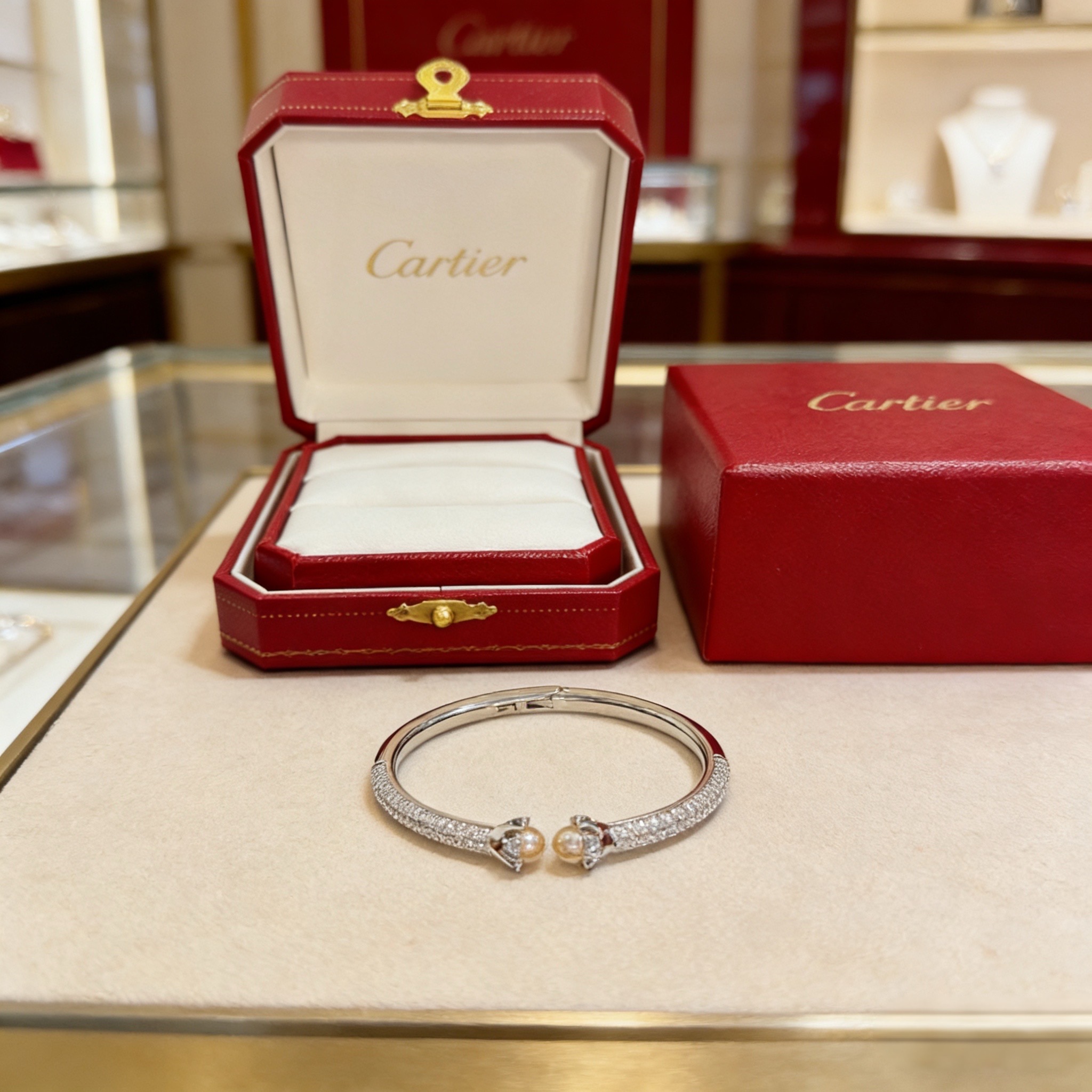 卡地亚镶钻手镯 高端定制版本 镶嵌钻工艺 V金材质 经典而时尚风格 用凌厉线条重构爱情美学！打破常规，镶