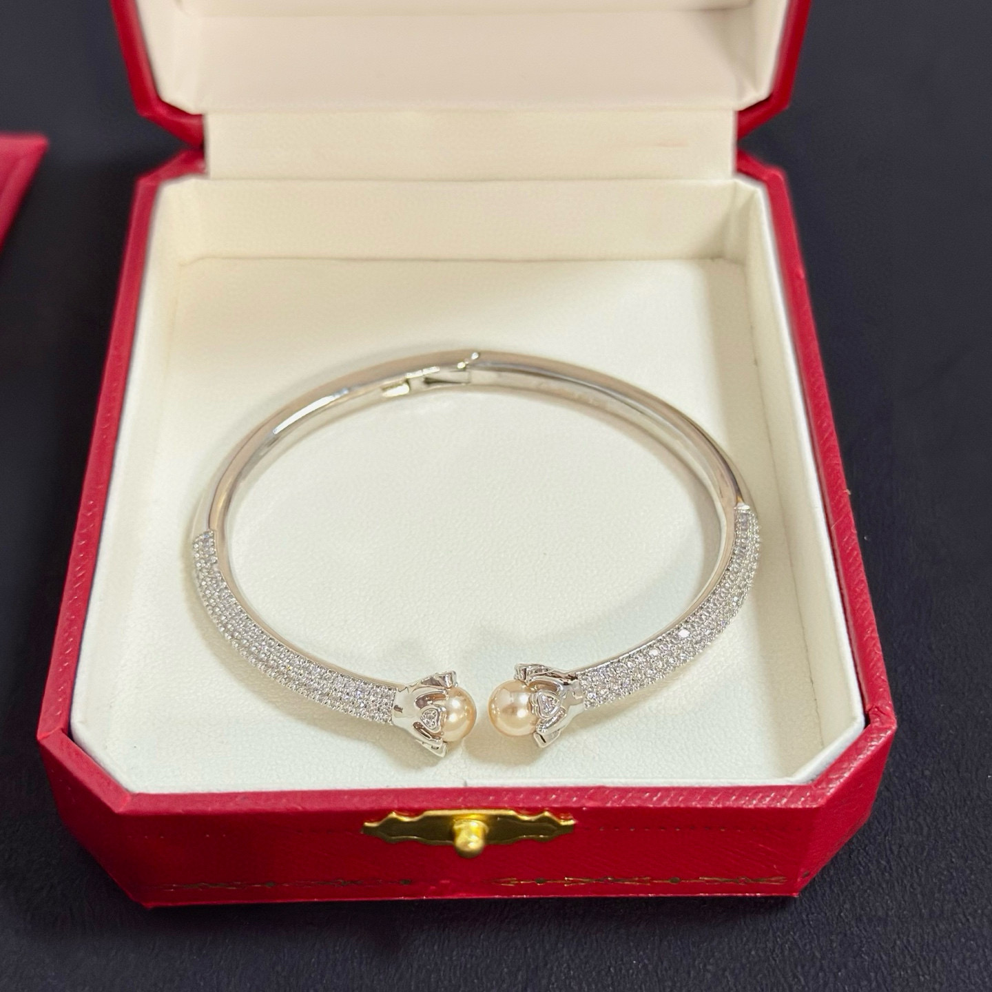 卡地亚镶钻手镯 高端定制版本 镶嵌钻工艺 V金材质 经典而时尚风格 用凌厉线条重构爱情美学！打破常规，镶