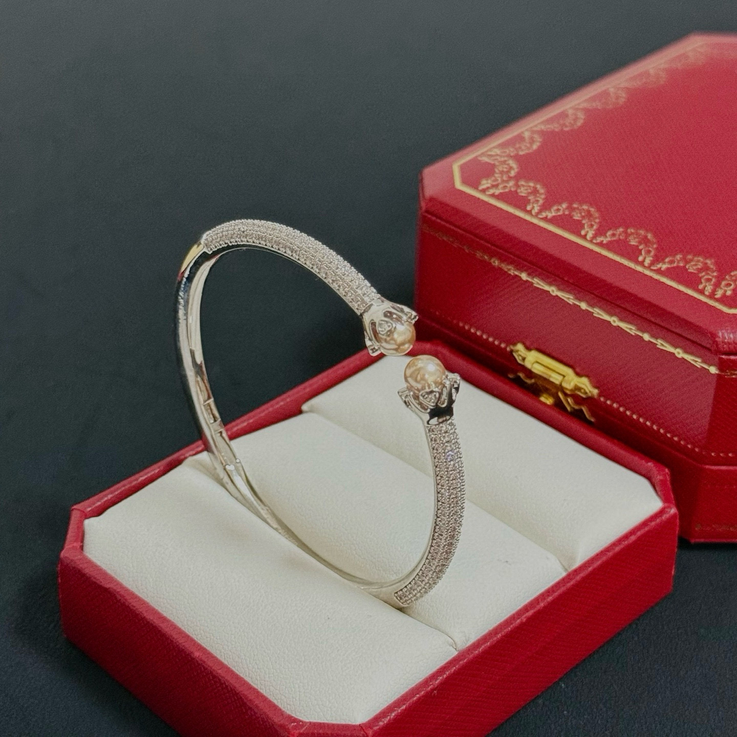 卡地亚镶钻手镯 高端定制版本 镶嵌钻工艺 V金材质 经典而时尚风格 用凌厉线条重构爱情美学！打破常规，镶