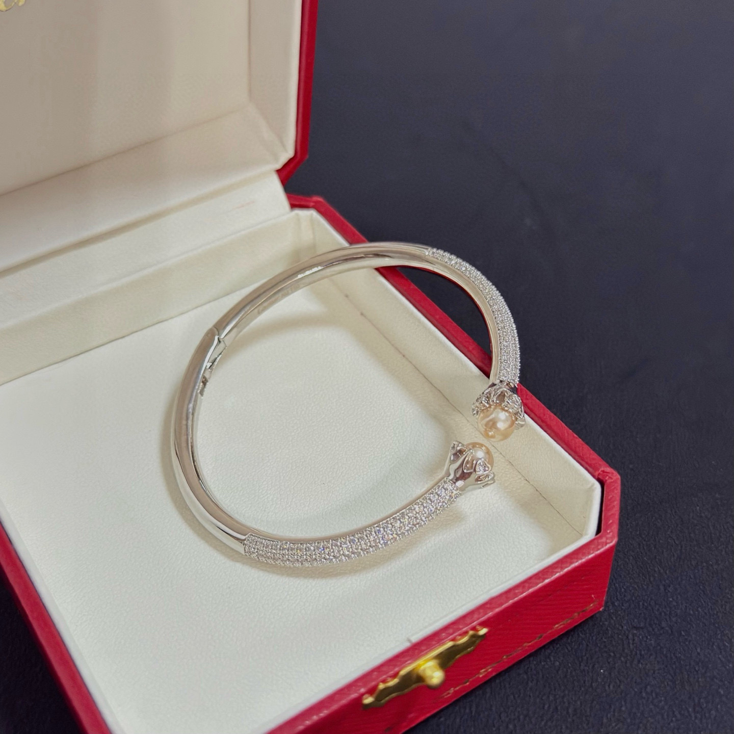 卡地亚镶钻手镯 高端定制版本 镶嵌钻工艺 V金材质 经典而时尚风格 用凌厉线条重构爱情美学！打破常规，镶