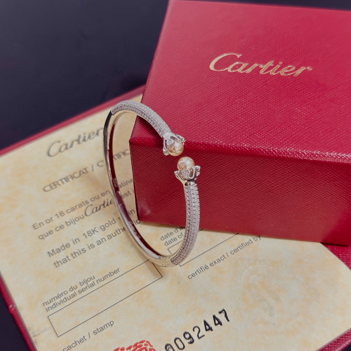 卡地亚镶钻手镯 高端定制版本 镶嵌钻工艺 V金材质 经典而时尚风格 用凌厉线条重构爱情美学！打破常规，镶