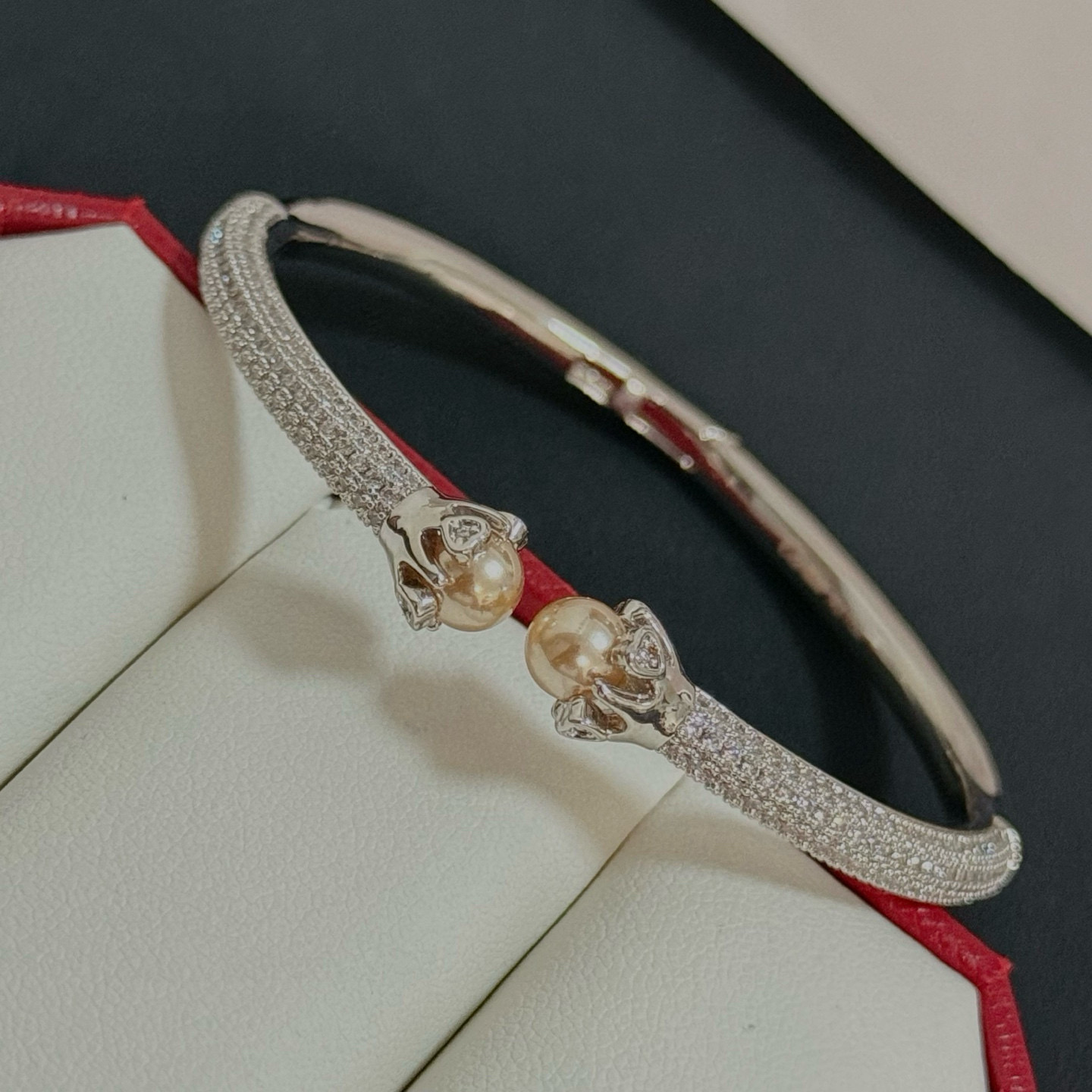 卡地亚镶钻手镯 高端定制版本 镶嵌钻工艺 V金材质 经典而时尚风格 用凌厉线条重构爱情美学！打破常规，镶