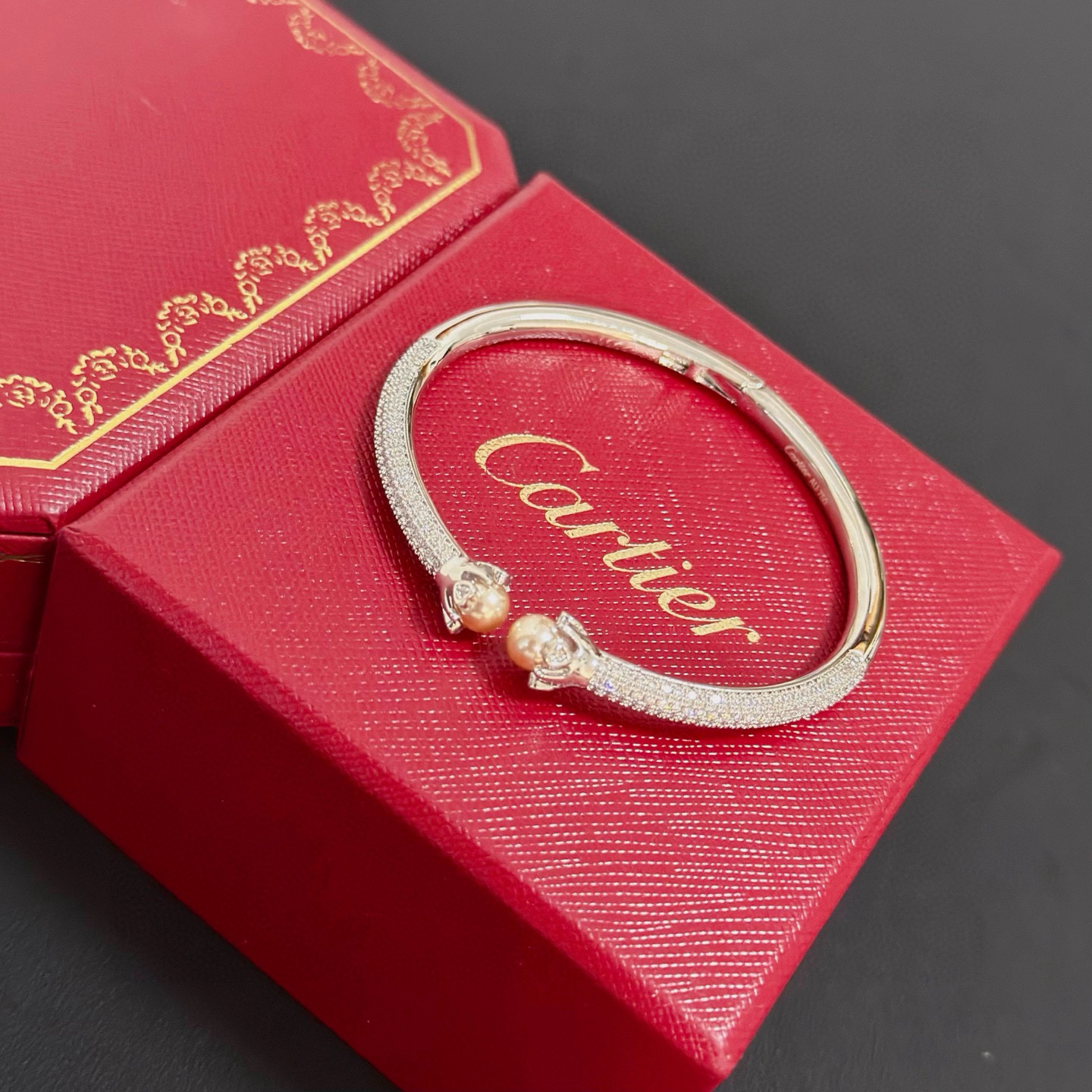 卡地亚镶钻手镯 高端定制版本 镶嵌钻工艺 V金材质 经典而时尚风格 用凌厉线条重构爱情美学！打破常规，镶