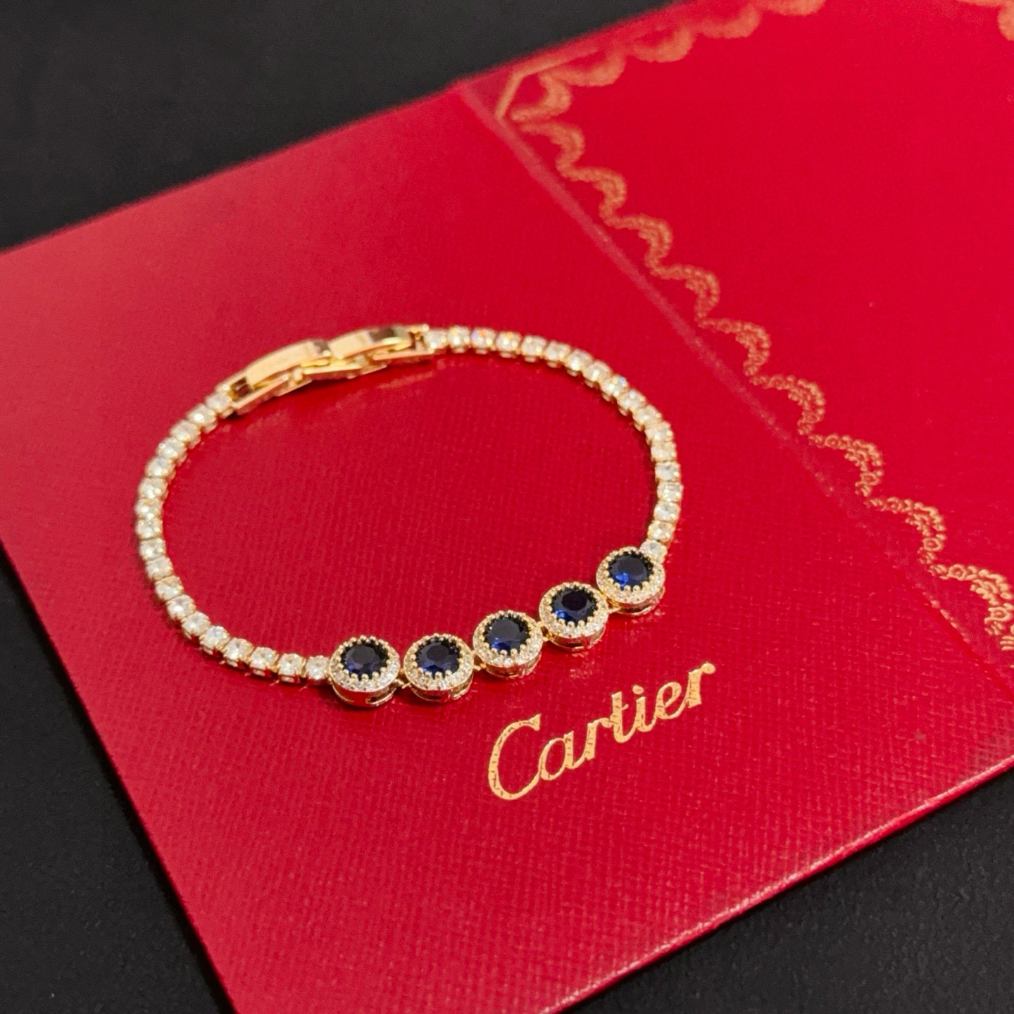 卡地亚镶钻手链 高端定制版本 镶嵌钻工艺 V金材质 经典而时尚风格 用凌厉线条重构爱情美学！打破常规，镶