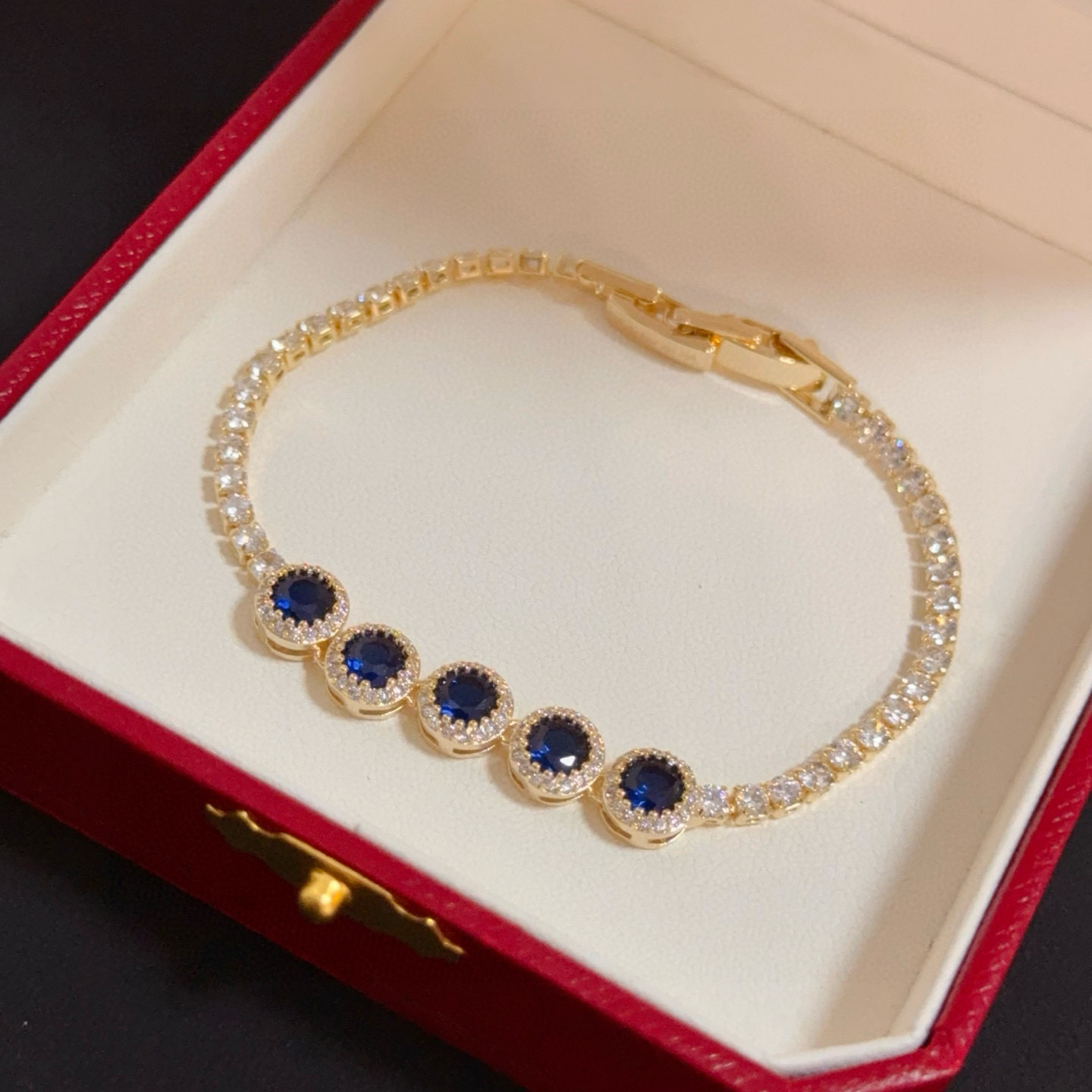 卡地亚镶钻手链 高端定制版本 镶嵌钻工艺 V金材质 经典而时尚风格 用凌厉线条重构爱情美学！打破常规，镶