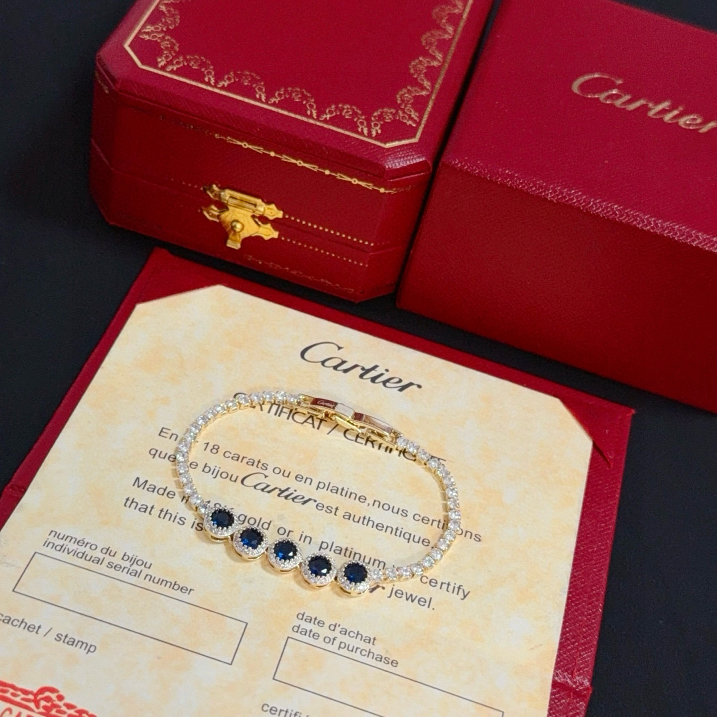 卡地亚镶钻手链 高端定制版本 镶嵌钻工艺 V金材质 经典而时尚风格 用凌厉线条重构爱情美学！打破常规，镶