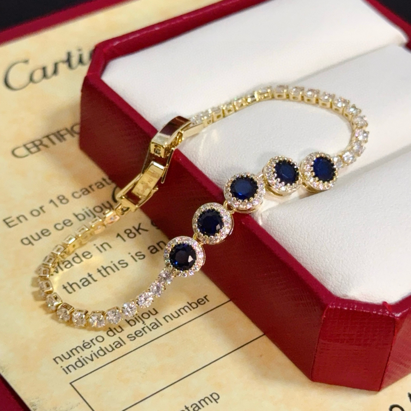 卡地亚镶钻手链 高端定制版本 镶嵌钻工艺 V金材质 经典而时尚风格 用凌厉线条重构爱情美学！打破常规，镶