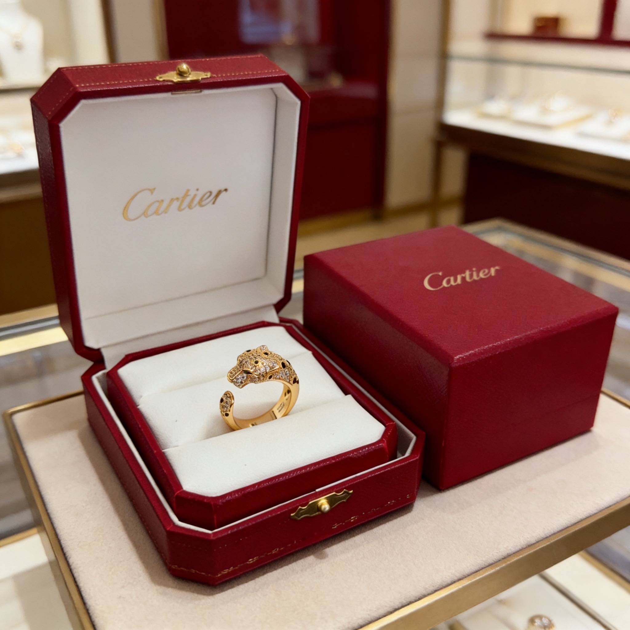 卡地亚镶钻豹头戒指 高端定制版本 镶嵌钻工艺 V金材质 经典而时尚风格 用凌厉线条重构爱情美学！打破常规