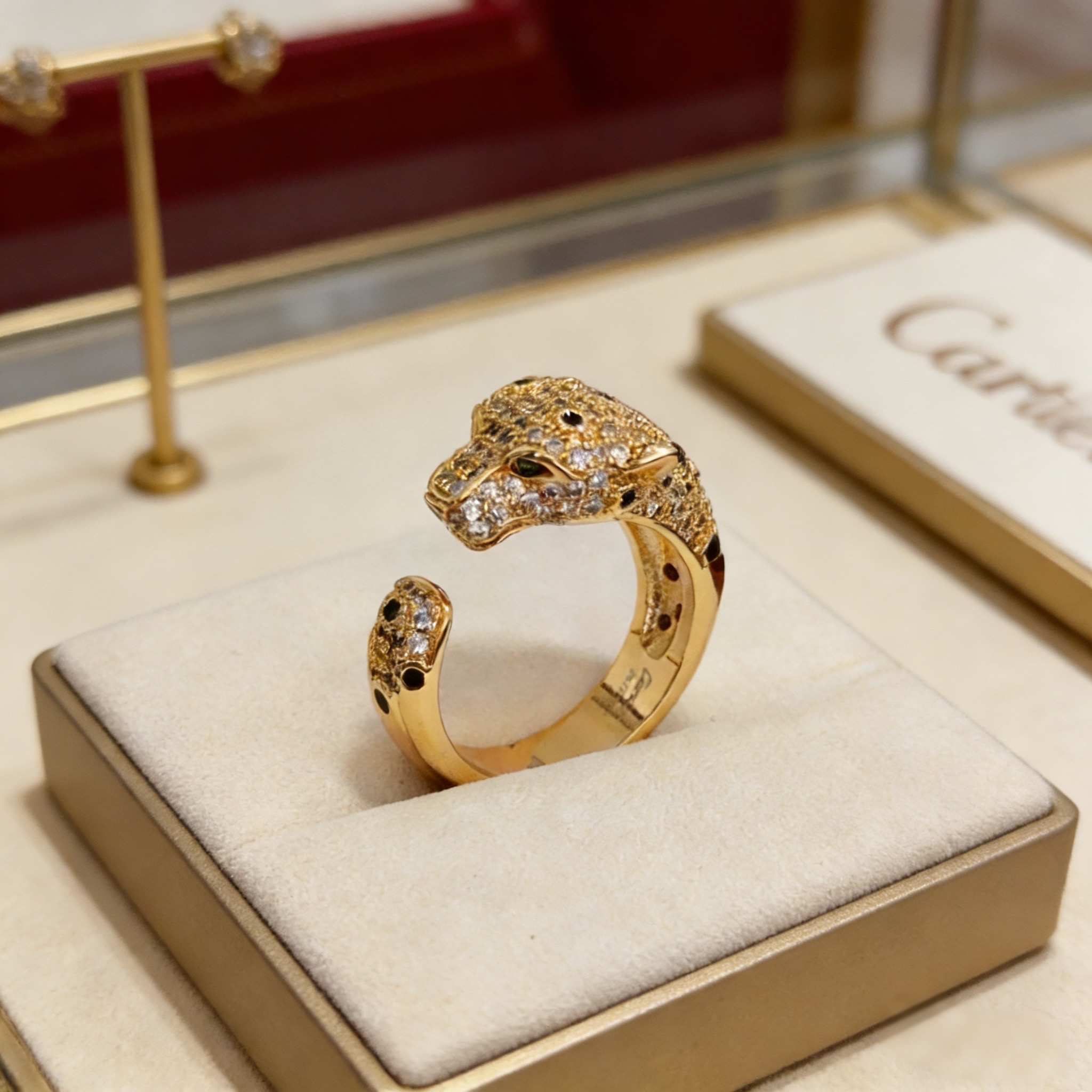 卡地亚镶钻豹头戒指 高端定制版本 镶嵌钻工艺 V金材质 经典而时尚风格 用凌厉线条重构爱情美学！打破常规