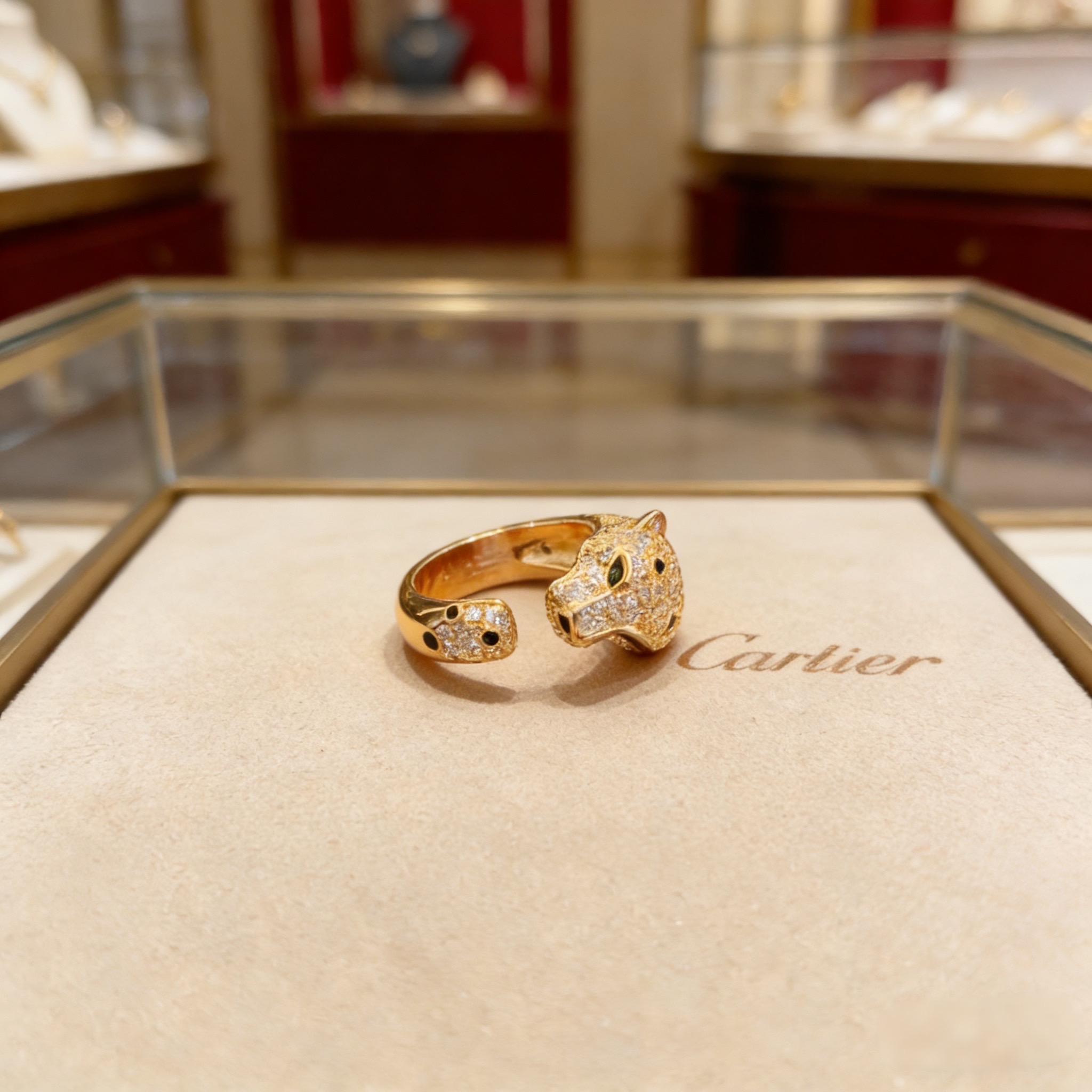 卡地亚镶钻豹头戒指 高端定制版本 镶嵌钻工艺 V金材质 经典而时尚风格 用凌厉线条重构爱情美学！打破常规