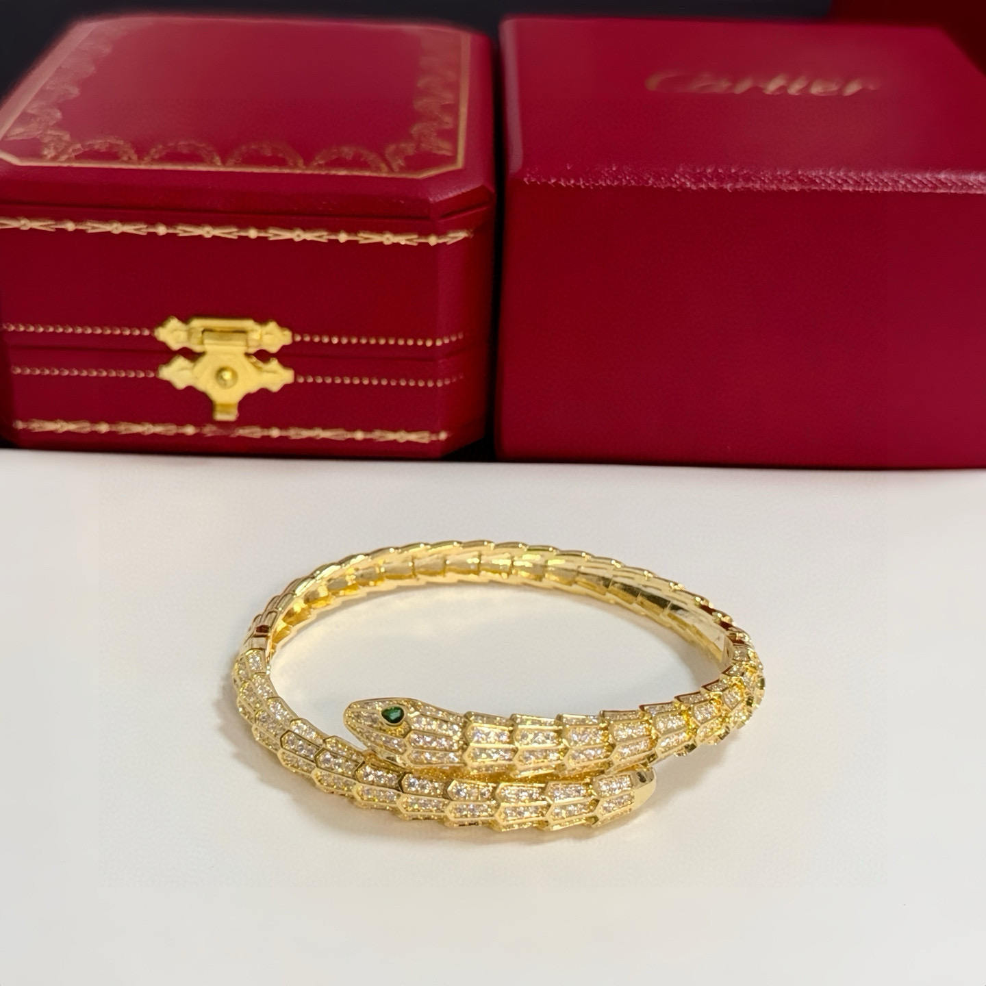 卡地亚镶钻手镯 高端定制版本 镶嵌钻工艺 V金材质 经典而时尚风格 用凌厉线条重构爱情美学！打破常规，镶