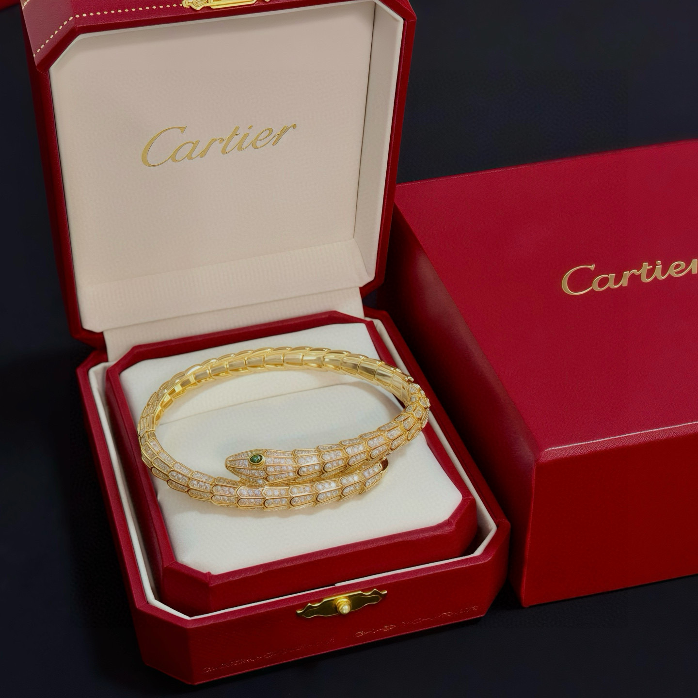 卡地亚镶钻手镯 高端定制版本 镶嵌钻工艺 V金材质 经典而时尚风格 用凌厉线条重构爱情美学！打破常规，镶