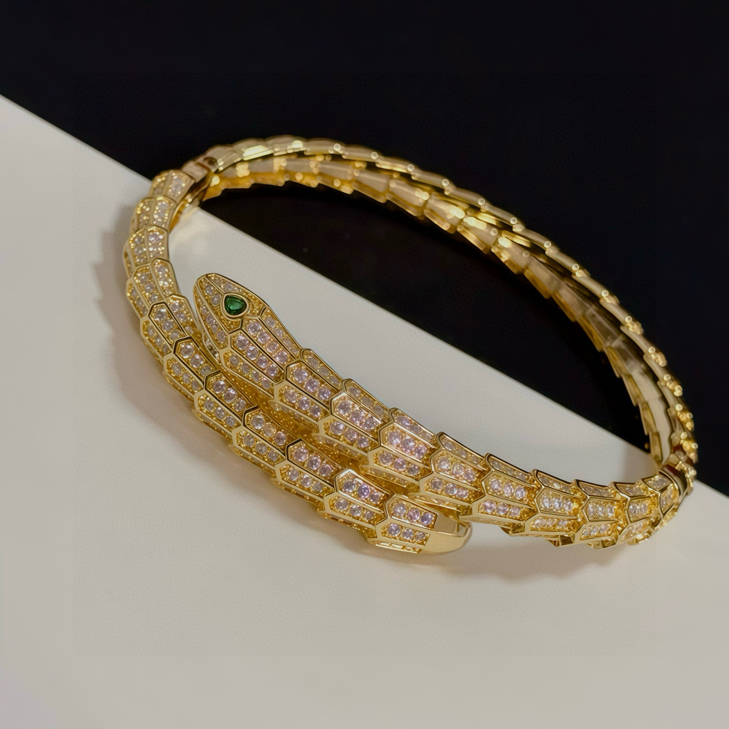 卡地亚镶钻手镯 高端定制版本 镶嵌钻工艺 V金材质 经典而时尚风格 用凌厉线条重构爱情美学！打破常规，镶