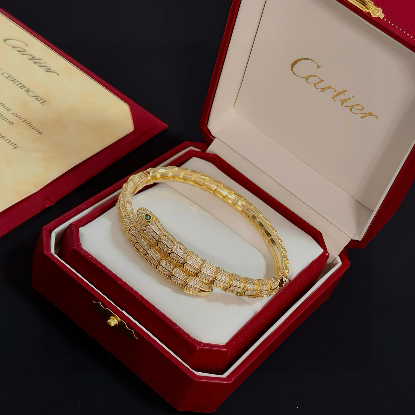 卡地亚镶钻手镯 高端定制版本 镶嵌钻工艺 V金材质 经典而时尚风格 用凌厉线条重构爱情美学！打破常规，镶