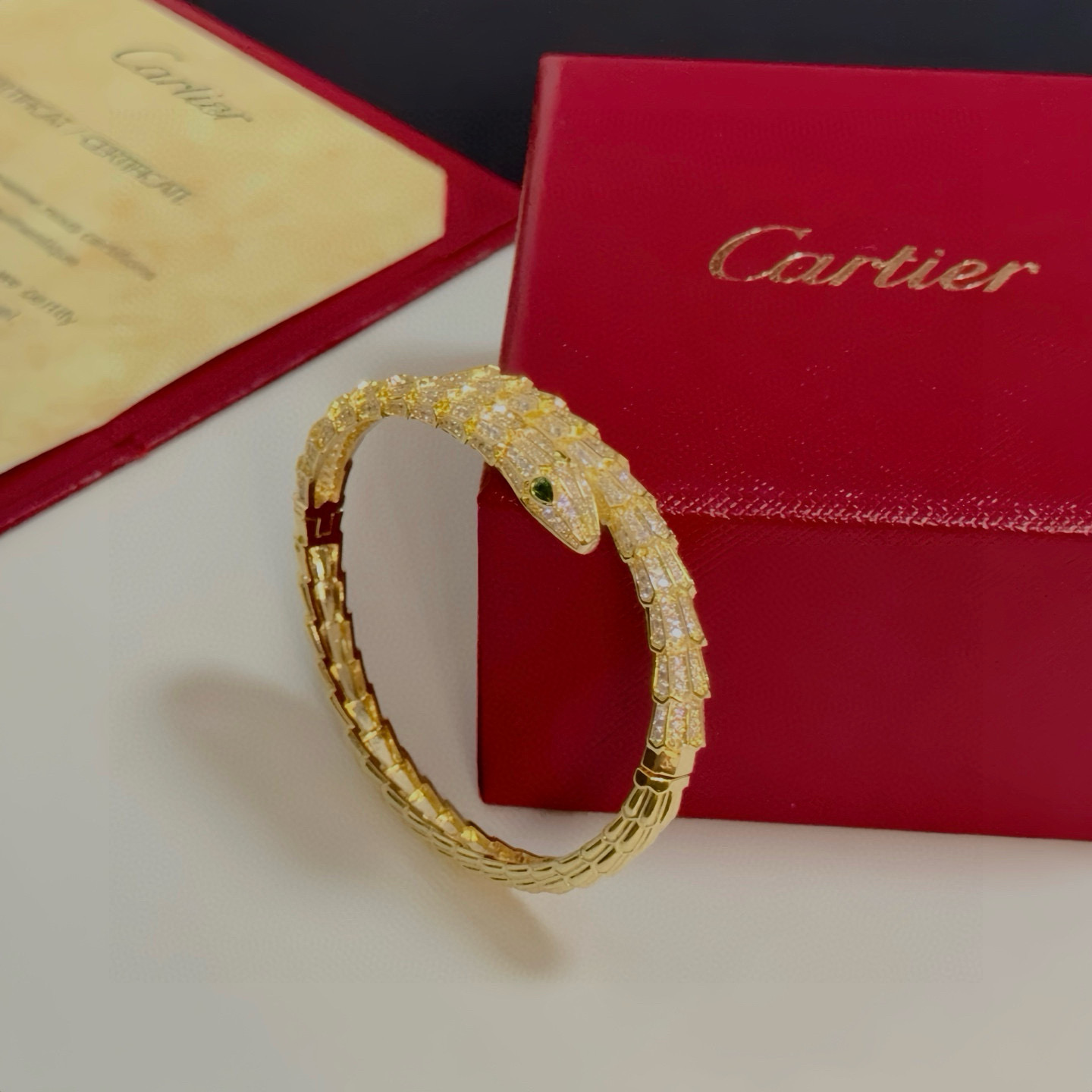 卡地亚镶钻手镯 高端定制版本 镶嵌钻工艺 V金材质 经典而时尚风格 用凌厉线条重构爱情美学！打破常规，镶