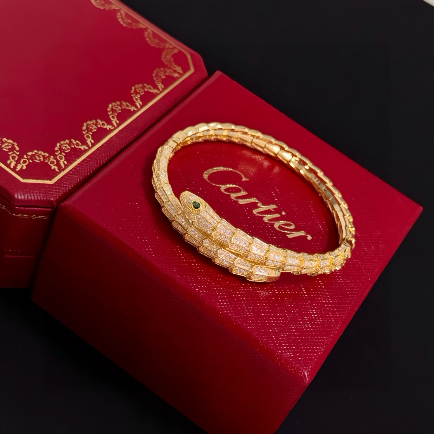 卡地亚镶钻手镯 高端定制版本 镶嵌钻工艺 V金材质 经典而时尚风格 用凌厉线条重构爱情美学！打破常规，镶