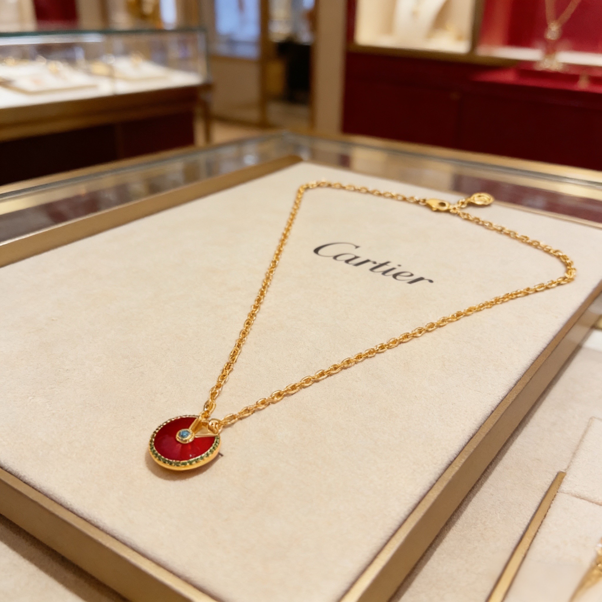 卡地亚镶钻项链 高端定制版本 镶嵌钻工艺 V金材质 经典而时尚风格 用凌厉线条重构爱情美学！打破常规，镶