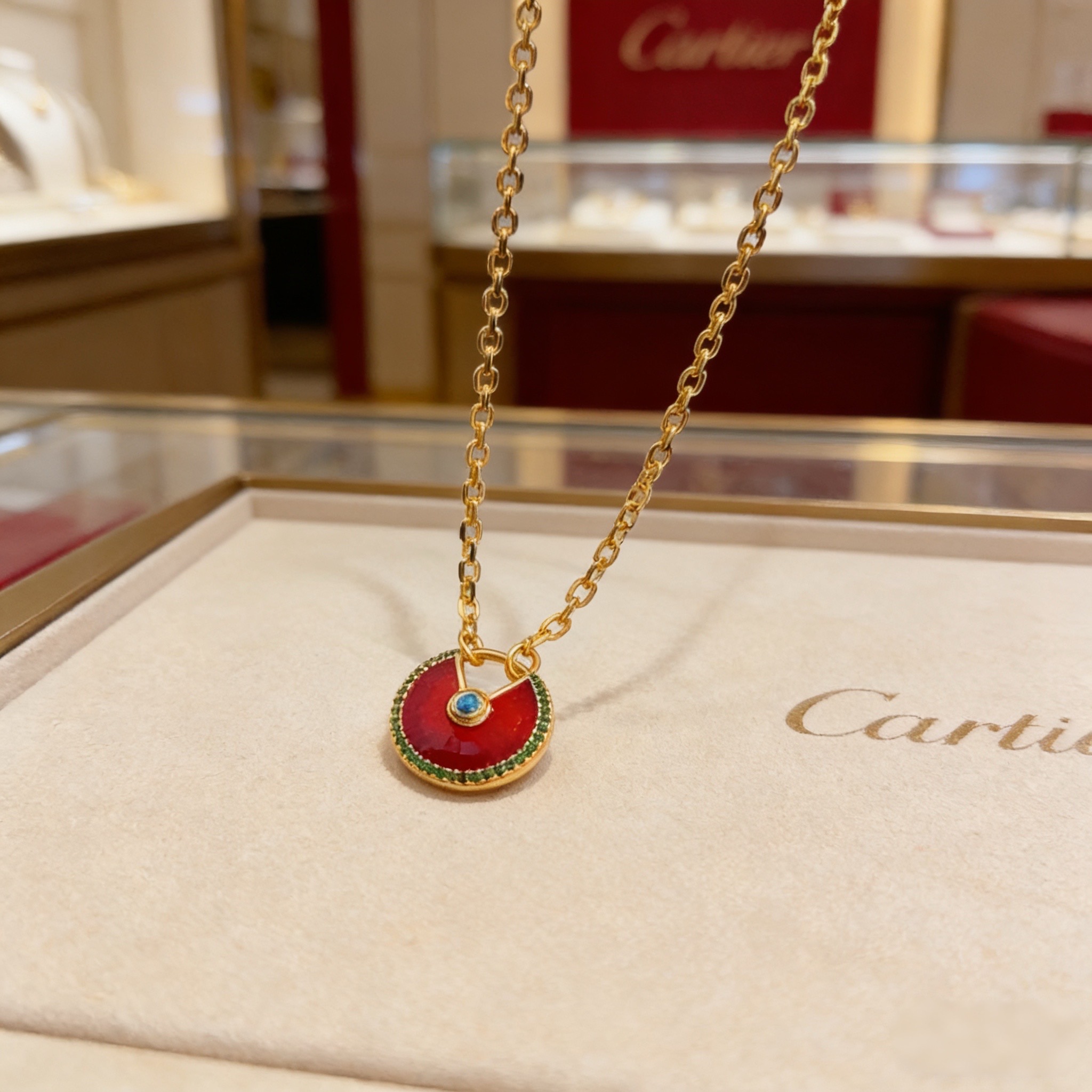 卡地亚镶钻项链 高端定制版本 镶嵌钻工艺 V金材质 经典而时尚风格 用凌厉线条重构爱情美学！打破常规，镶