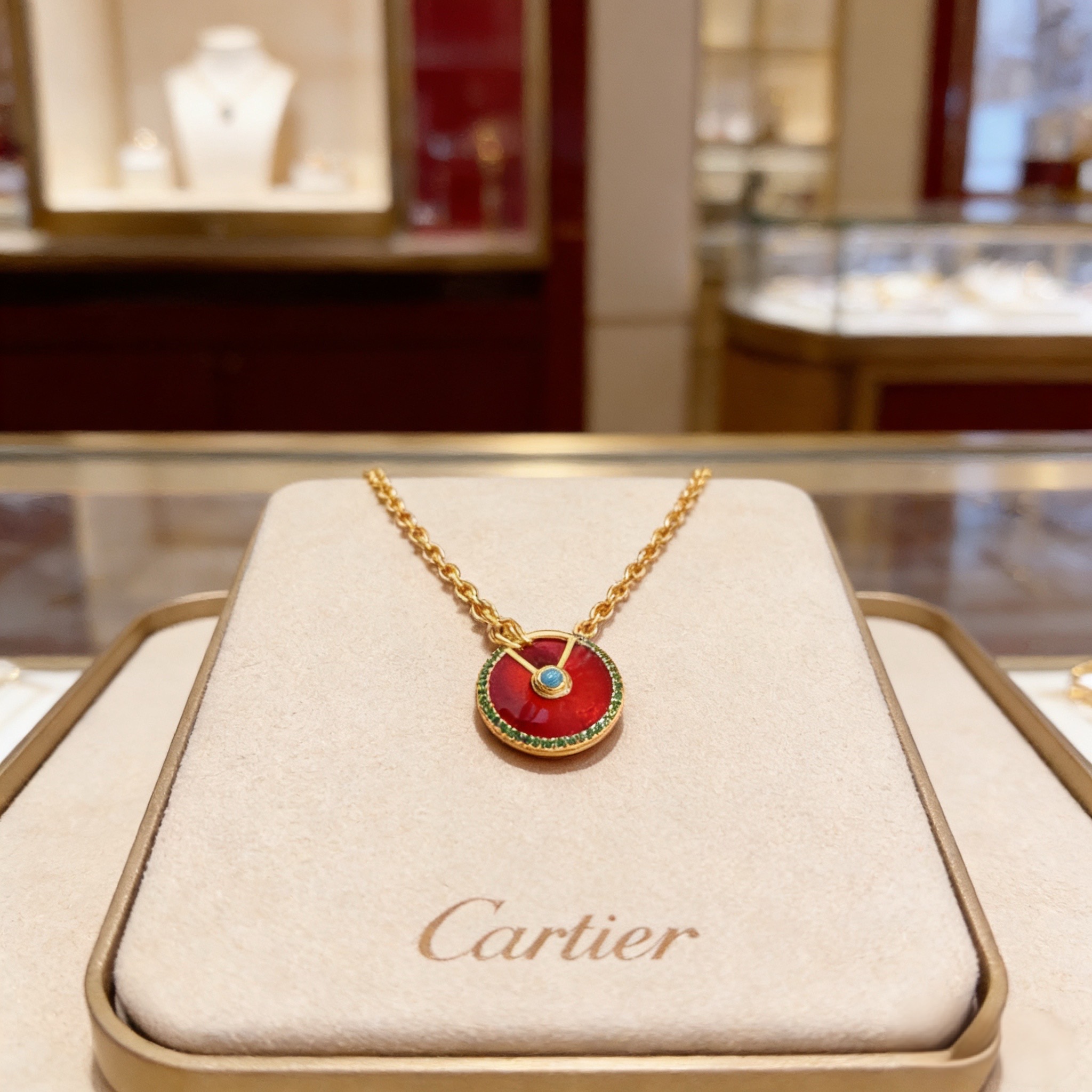 卡地亚镶钻项链 高端定制版本 镶嵌钻工艺 V金材质 经典而时尚风格 用凌厉线条重构爱情美学！打破常规，镶