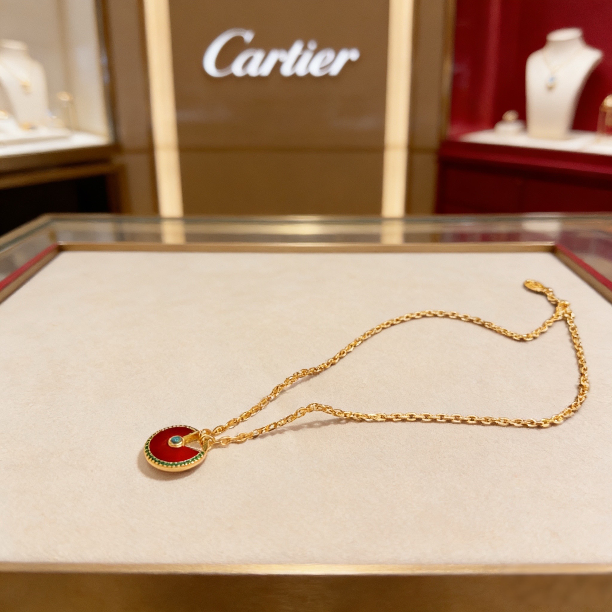 卡地亚镶钻项链 高端定制版本 镶嵌钻工艺 V金材质 经典而时尚风格 用凌厉线条重构爱情美学！打破常规，镶