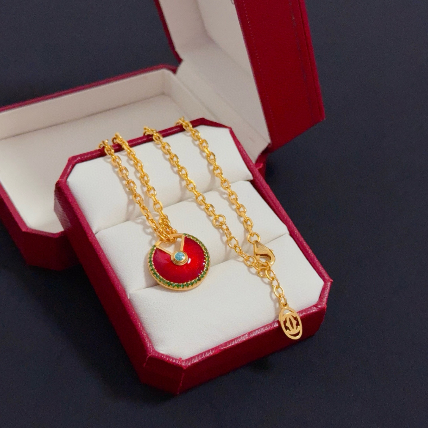 卡地亚镶钻项链 高端定制版本 镶嵌钻工艺 V金材质 经典而时尚风格 用凌厉线条重构爱情美学！打破常规，镶