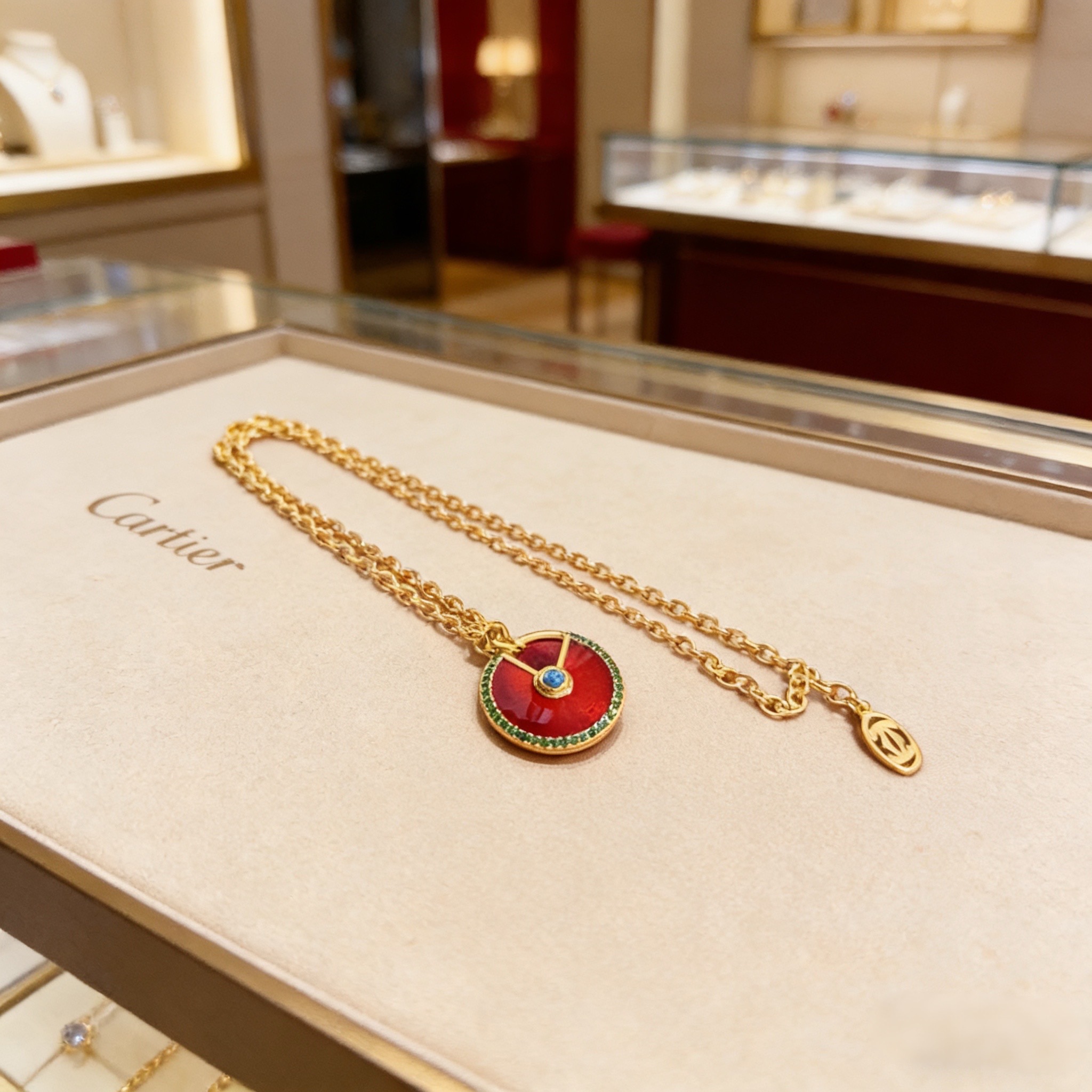 卡地亚镶钻项链 高端定制版本 镶嵌钻工艺 V金材质 经典而时尚风格 用凌厉线条重构爱情美学！打破常规，镶