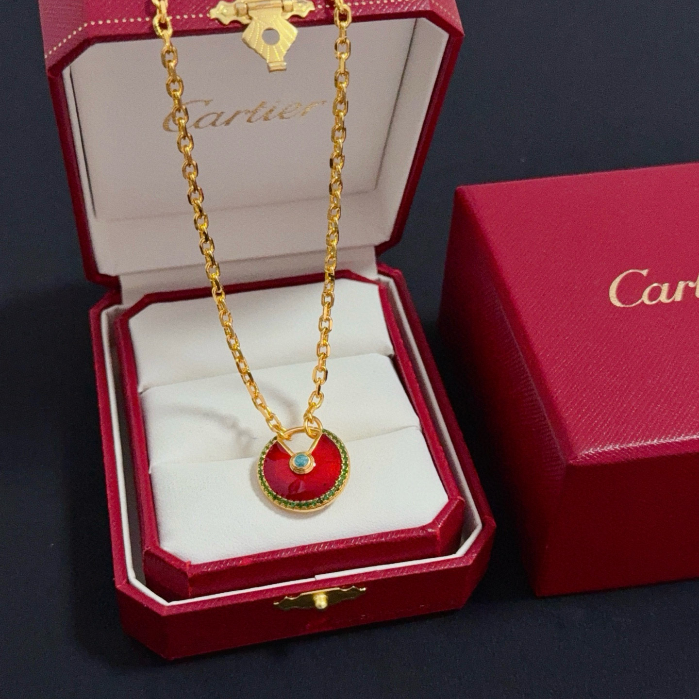 卡地亚镶钻项链 高端定制版本 镶嵌钻工艺 V金材质 经典而时尚风格 用凌厉线条重构爱情美学！打破常规，镶