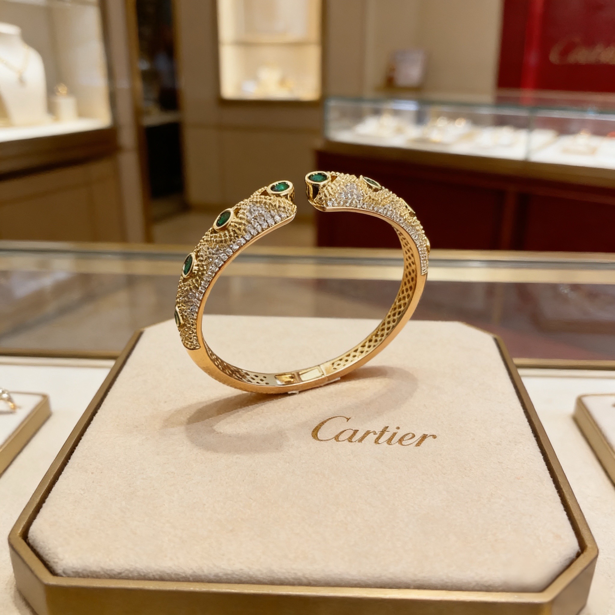 卡地亚豹子镶钻手镯 高端定制版本 镶嵌钻工艺 V金材质 经典而时尚风格 用凌厉线条重构爱情美学！打破常规