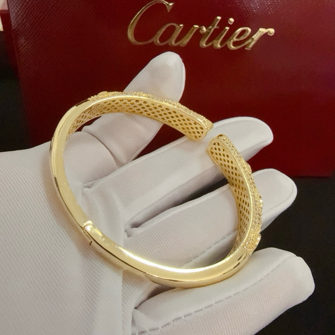 卡地亚豹子镶钻手镯 高端定制版本 镶嵌钻工艺 V金材质 经典而时尚风格 用凌厉线条重构爱情美学！打破常规