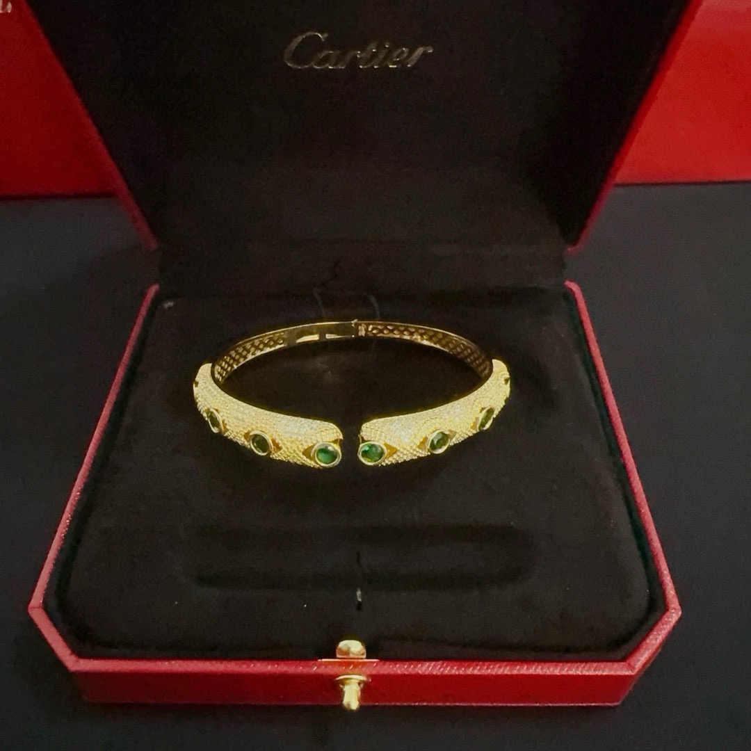 卡地亚豹子镶钻手镯 高端定制版本 镶嵌钻工艺 V金材质 经典而时尚风格 用凌厉线条重构爱情美学！打破常规