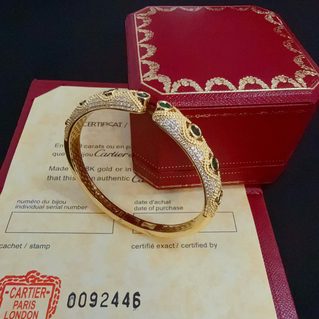 卡地亚豹子镶钻手镯 高端定制版本 镶嵌钻工艺 V金材质 经典而时尚风格 用凌厉线条重构爱情美学！打破常规