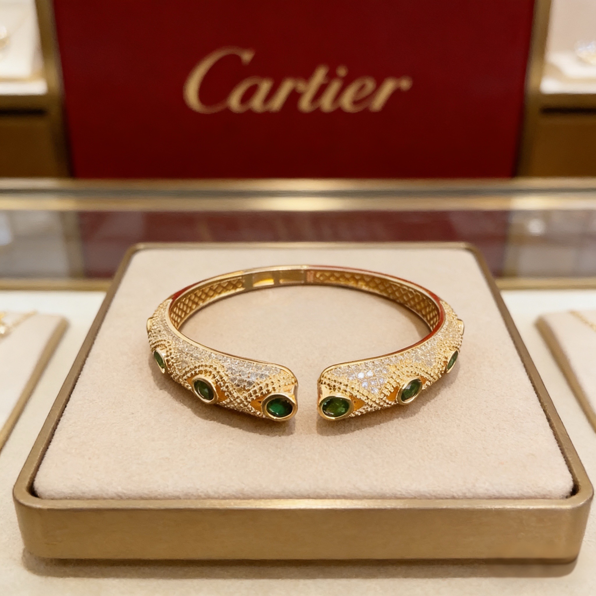 NO:725153,Cartier leopard diamond bracelet, high-end customized version, diamond-encrusted craftsmanship, V gold material, classic and fashionable style, reconstruct the aesthetics of love with sharp lines!  Breaking the rules, the diamond-encrusted design actually achieves the ceiling of high-end sense - no need for flashy accumulation, love should be as pure as ever. Cartier is loved by many celebrities and Internet celebrities. The Leopard series bracelet is absolutely an eternal classic, and it is not limited to men and women, and there is no age limit!  Wear it and you will be the center of attention!  , jewelry boutique, cartier, bracelet19860909卡地亚豹子镶钻手镯 高端定制版本 镶嵌钻工艺 V金材质 经典而时尚风格 用凌厉线条重构爱情美学！打破常规,镶嵌钻设计反而成就高级感天花板——无需浮华堆砌,爱本应纯粹如初 卡地亚受众多明星网红的爱戴 豹子系列手镯 绝对是永恒经典 而且男女不限 年龄不限 ！戴上它你就是焦点！,饰品精品,cartier,bracelet,Jewelry