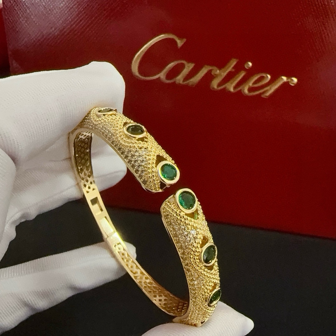 卡地亚豹子镶钻手镯 高端定制版本 镶嵌钻工艺 V金材质 经典而时尚风格 用凌厉线条重构爱情美学！打破常规