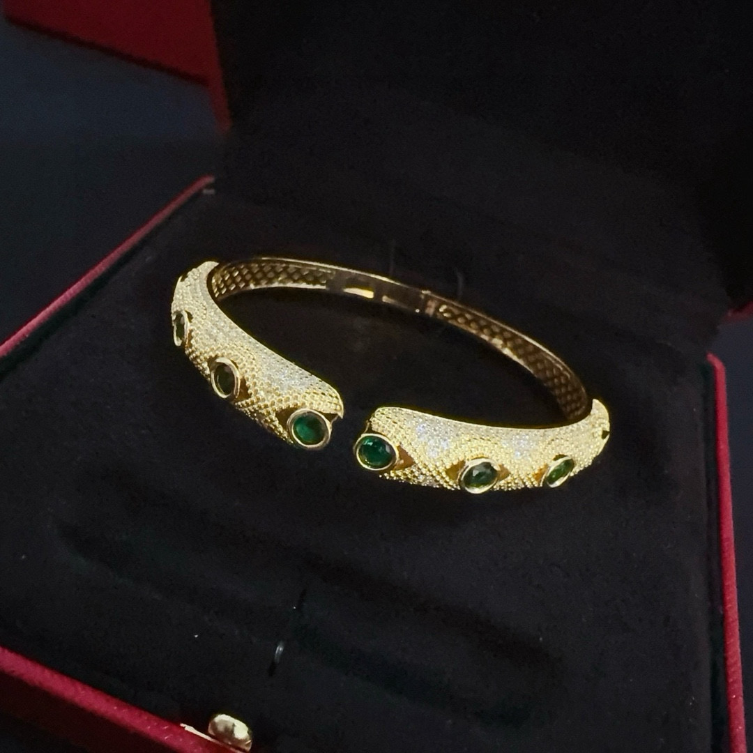 卡地亚豹子镶钻手镯 高端定制版本 镶嵌钻工艺 V金材质 经典而时尚风格 用凌厉线条重构爱情美学！打破常规