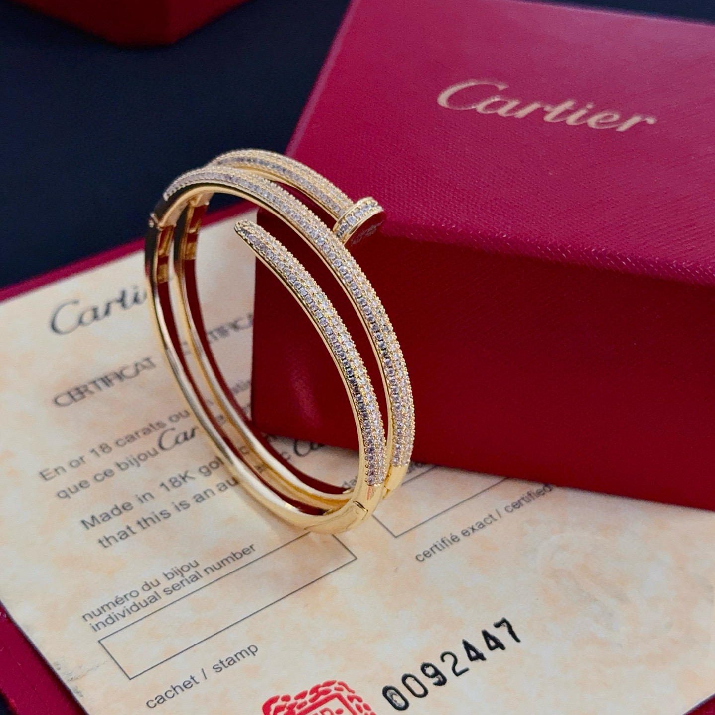 卡地亚手镯 高端定制版本 镶嵌钻工艺 V金材质 经典而时尚风格 用凌厉线条重构爱情美学！打破常规，镶嵌钻