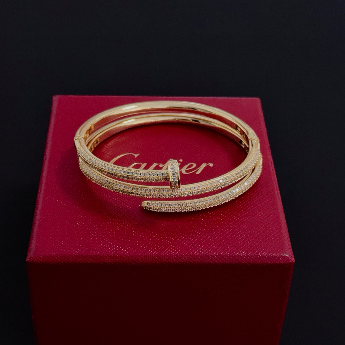 卡地亚手镯 高端定制版本 镶嵌钻工艺 V金材质 经典而时尚风格 用凌厉线条重构爱情美学！打破常规，镶嵌钻