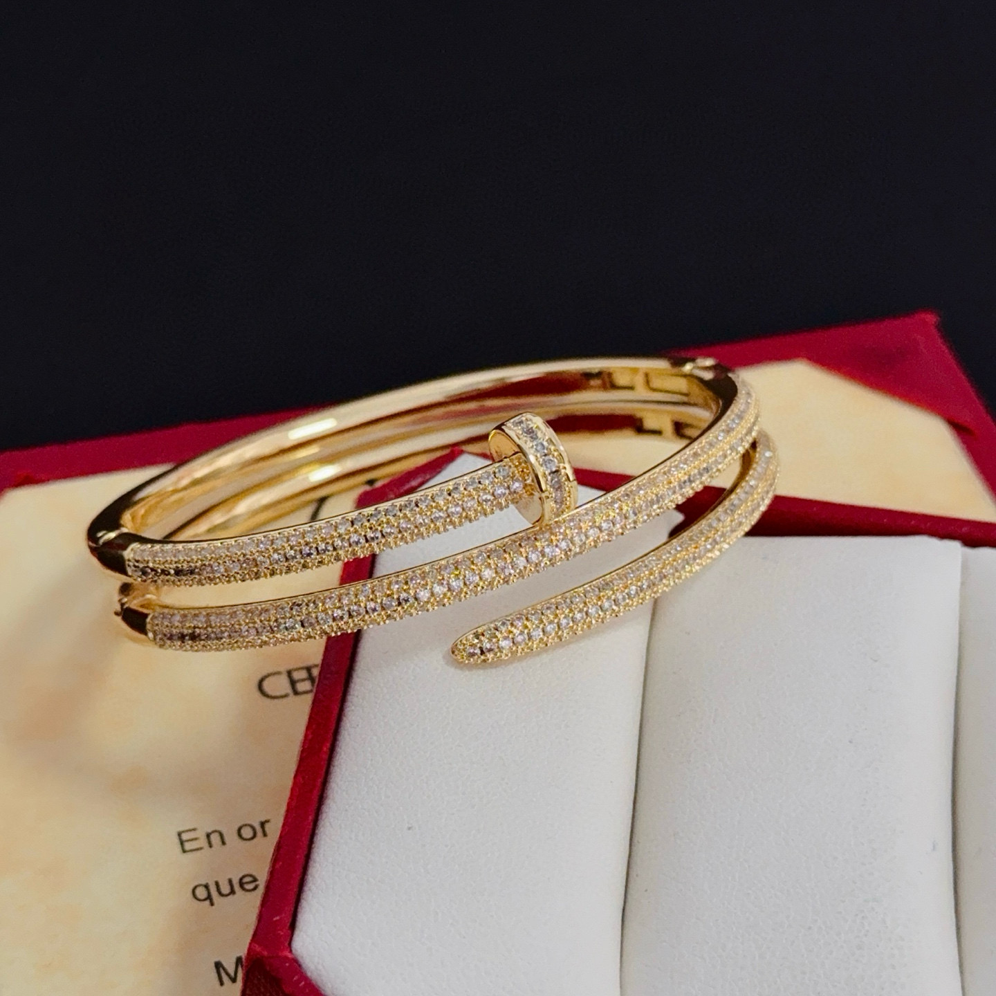 卡地亚手镯 高端定制版本 镶嵌钻工艺 V金材质 经典而时尚风格 用凌厉线条重构爱情美学！打破常规，镶嵌钻