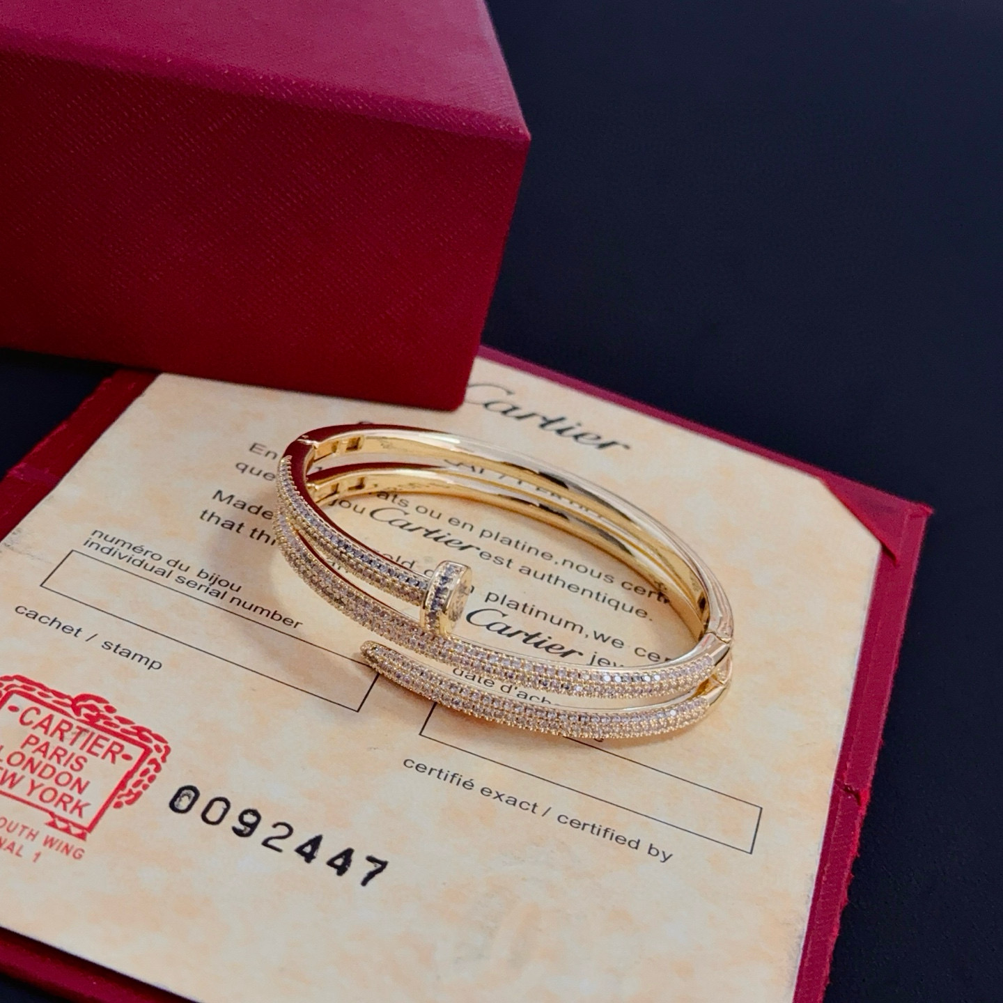 卡地亚手镯 高端定制版本 镶嵌钻工艺 V金材质 经典而时尚风格 用凌厉线条重构爱情美学！打破常规，镶嵌钻