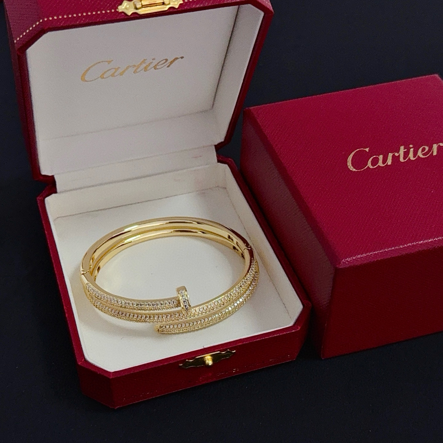 NO:725158,Cartier bracelet, high-end customized version, inlaid with diamond craftsmanship, V gold material, classic and fashionable style, reconstructing the aesthetics of love with sharp lines!  Breaking the rules, the diamond-encrusted design actually achieves the ceiling of high-end sense - no need for flashy accumulation, love should be as pure as ever. Cartier is loved by many celebrities and Internet celebrities. The Leopard series bracelet is absolutely an eternal classic, and it is not limited to men and women, and there is no age limit!  Wear it and you will be the center of attention!  , jewelry boutique, cartier, bracelet19860909卡地亚手镯 高端定制版本 镶嵌钻工艺 V金材质 经典而时尚风格 用凌厉线条重构爱情美学！打破常规,镶嵌钻设计反而成就高级感天花板——无需浮华堆砌,爱本应纯粹如初 卡地亚受众多明星网红的爱戴 豹子系列手镯 绝对是永恒经典 而且男女不限 年龄不限 ！戴上它你就是焦点！,饰品精品,cartier,bracelet,Jewelry