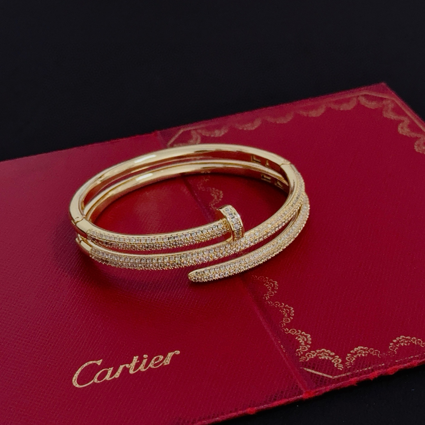 卡地亚手镯 高端定制版本 镶嵌钻工艺 V金材质 经典而时尚风格 用凌厉线条重构爱情美学！打破常规，镶嵌钻